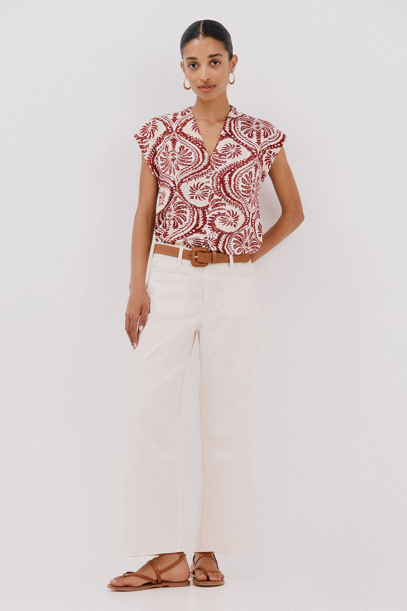 Cortefiel Playera estampada escote pico fruncido Estampado granate