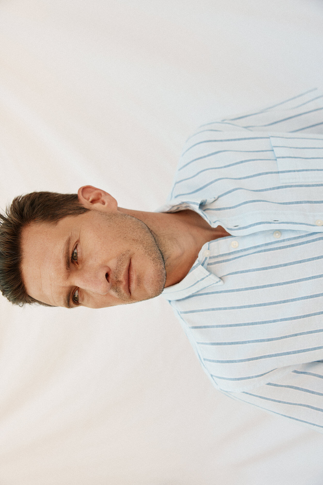 Cortefiel Playera de rayas de algod&oacute;n y lino de manga corta