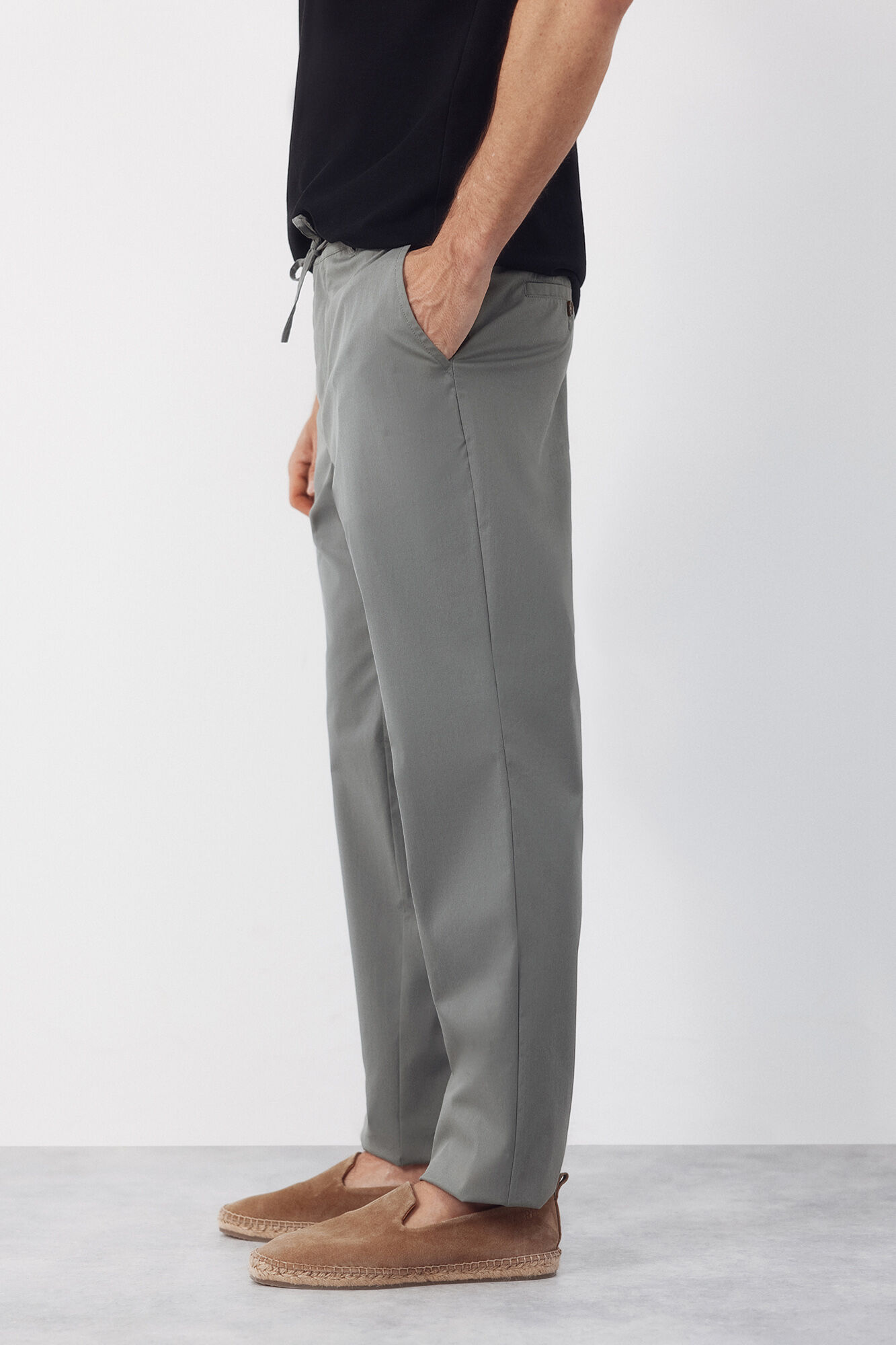 Cortefiel Pantal&oacute;n chino t&eacute;cnico ligero Kaki