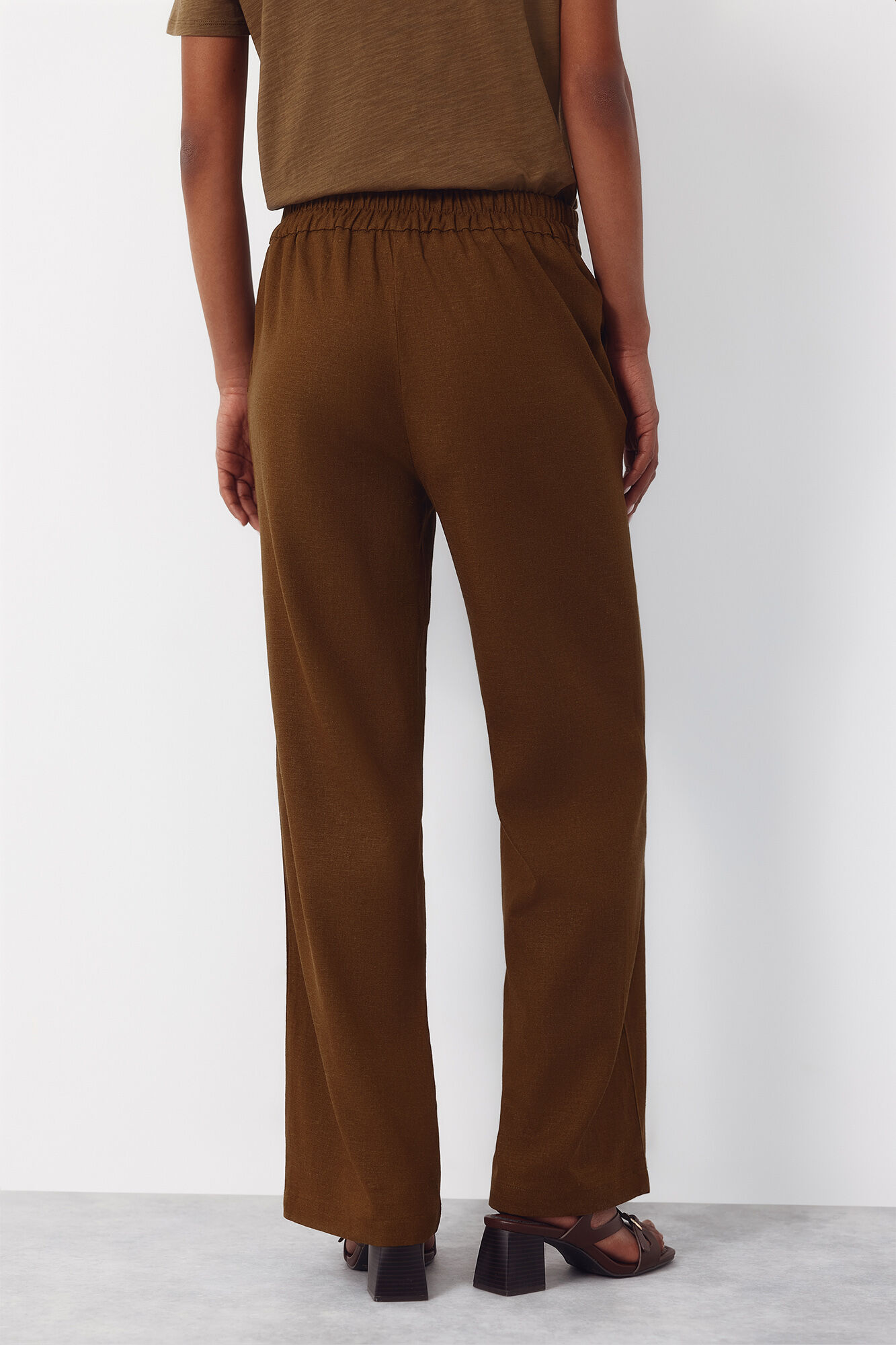 Cortefiel Pantal&oacute;n de lino con botones dorados Kaki