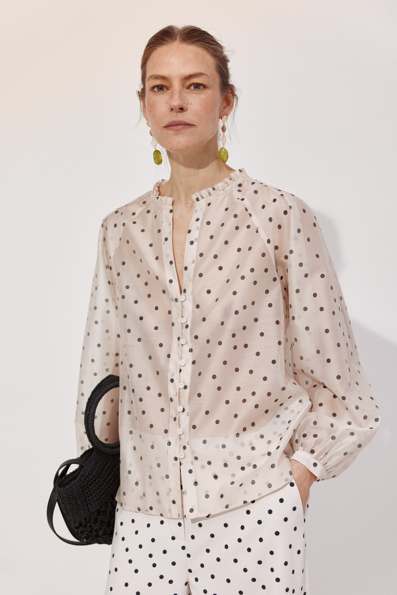 Cortefiel Blusa de puntos con volante Beige