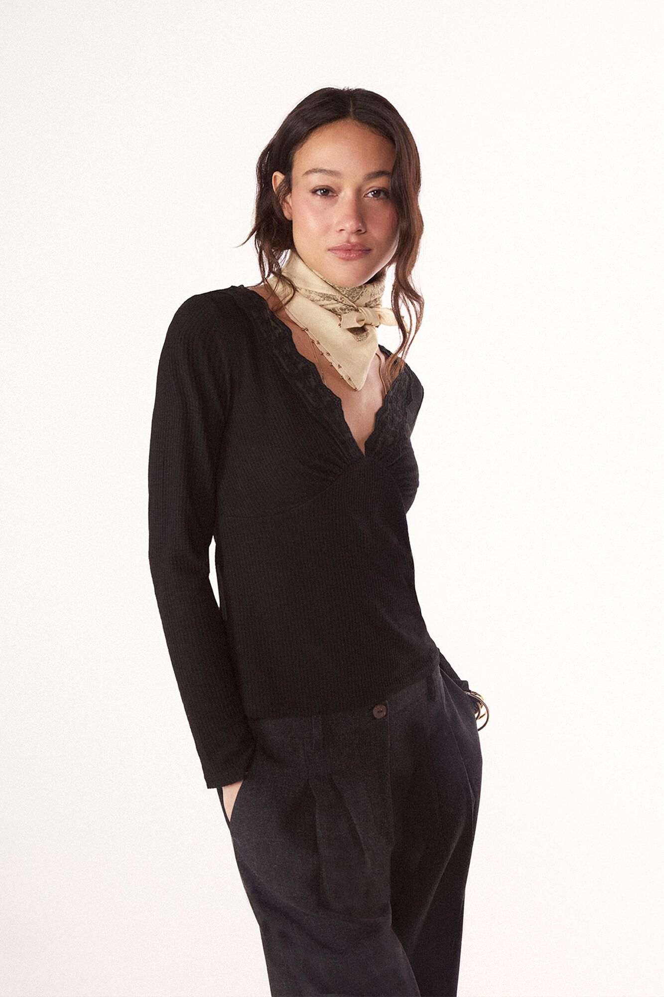 Slowlove Top con estructura y detalle de blonda