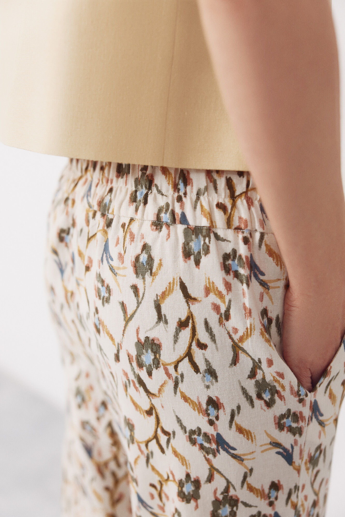 Cortefiel Pantal&oacute;n de lino con botones dorados Multicolor