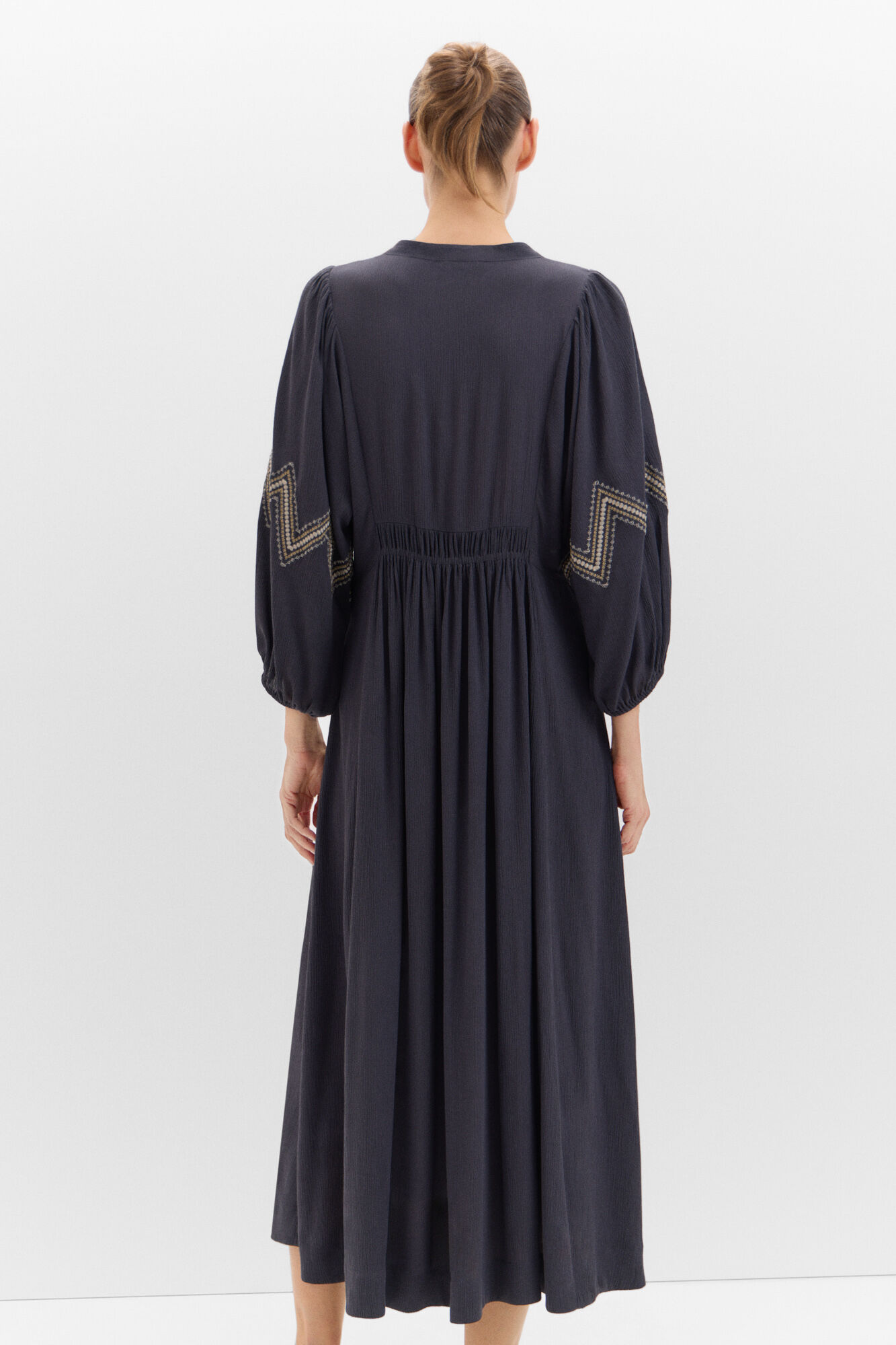 Cortefiel Vestido midi bordado Gris