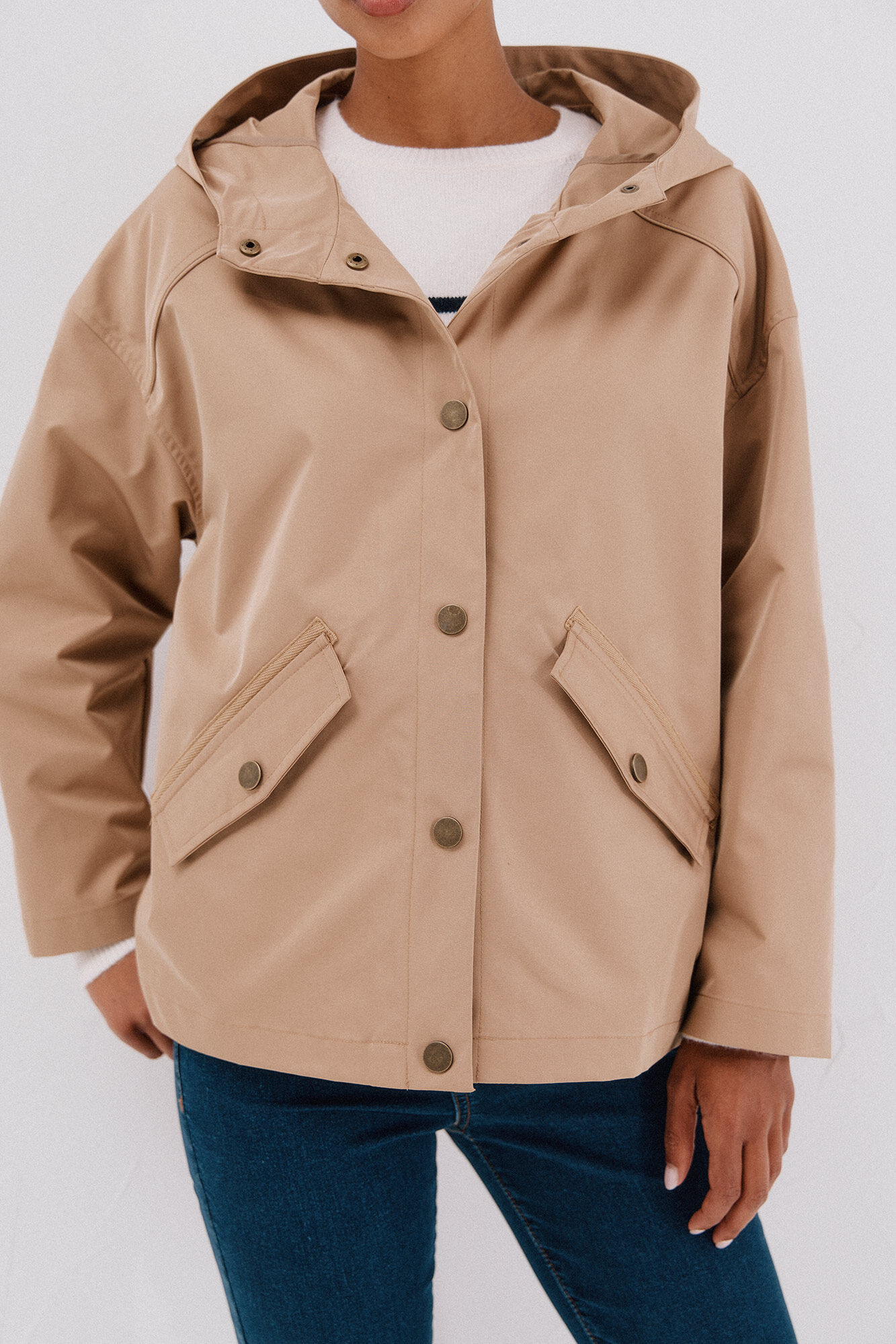 Cortefiel Chamarra corta con botones autom&aacute;ticos Beige