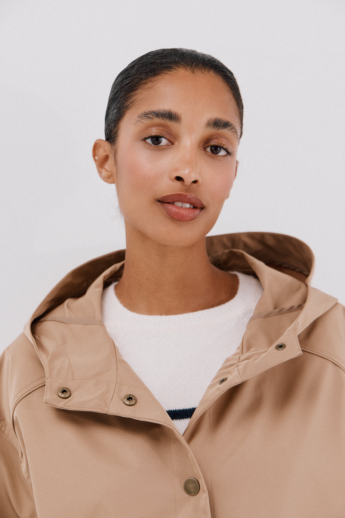 Cortefiel Chamarra corta con botones autom&aacute;ticos Beige