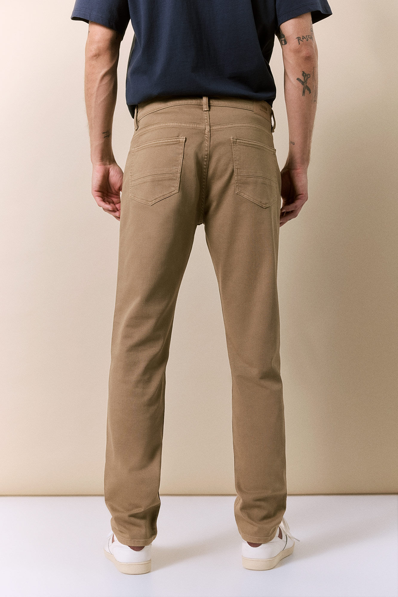 OOTO Pantal&oacute;n 5 bolsillos color slim Camel