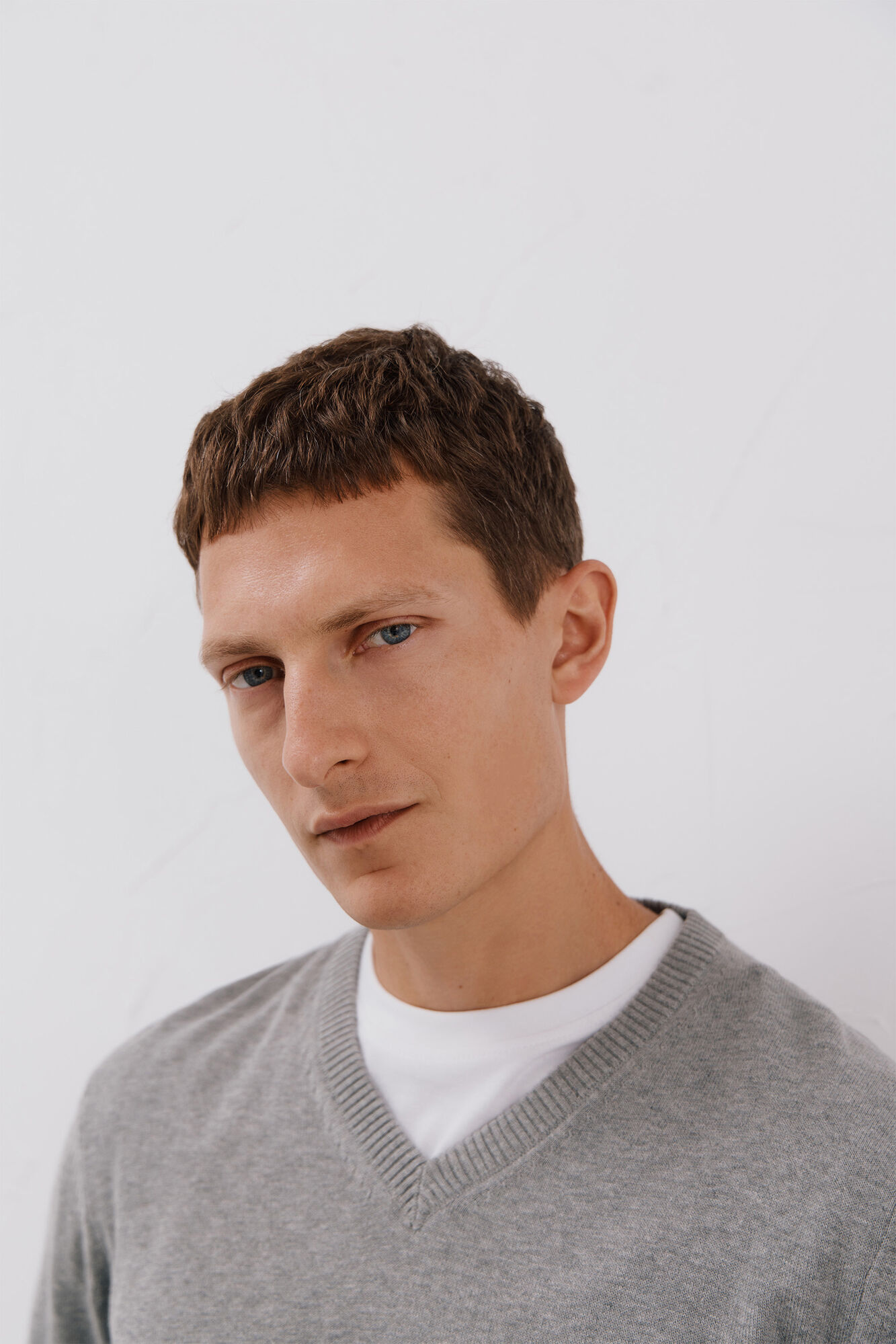 Cortefiel Su&eacute;ter tejido fino algod&oacute;n cuello pico Gris