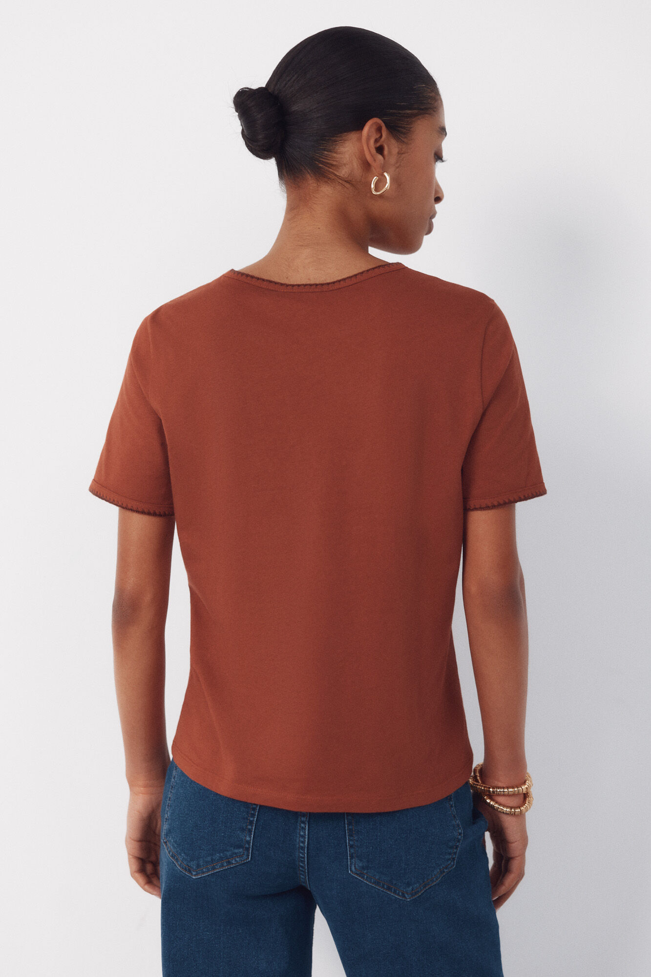 Cortefiel Playera bordada con ribete Marr&oacute;n