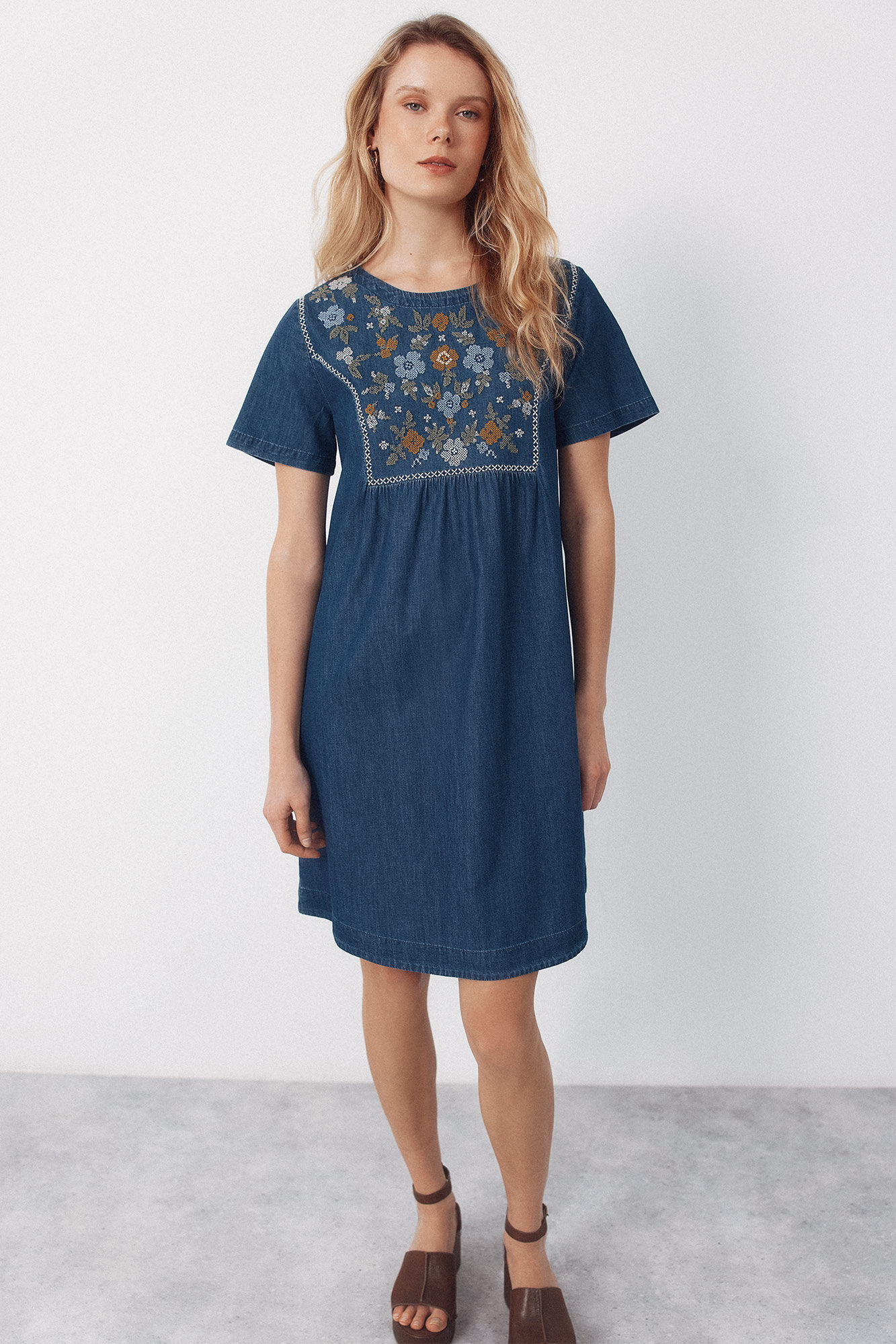 Cortefiel Vestido con bordados