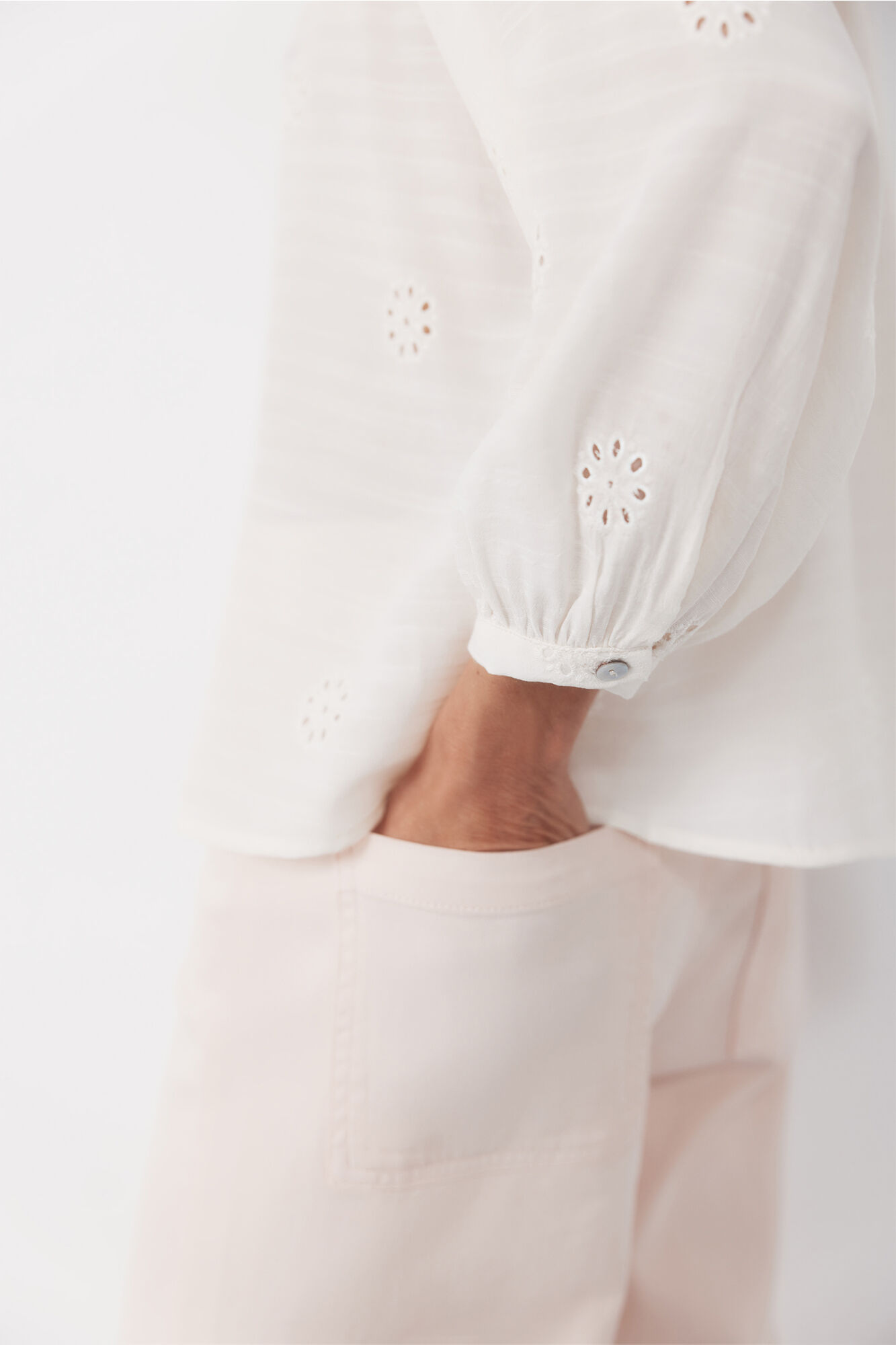 Cortefiel Blusa con bordados Marfil