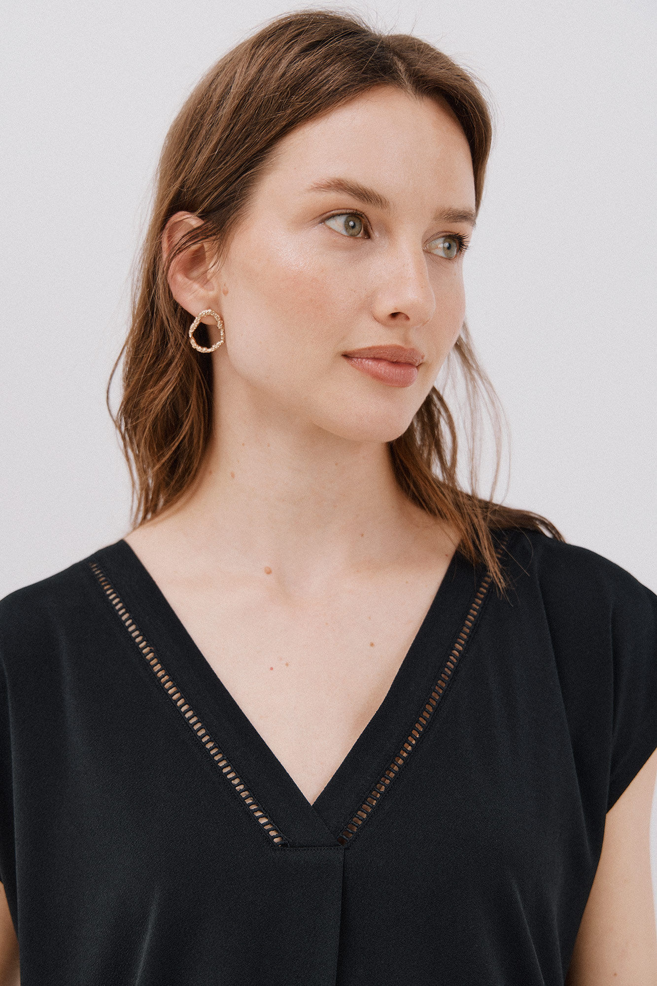 Cortefiel Playera pico con detalle puntilla Negro