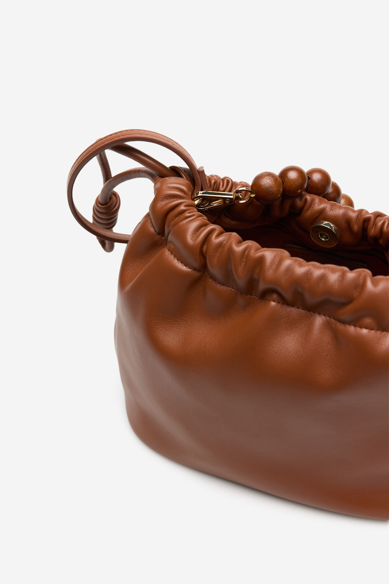 Cortefiel Bolsa fruncida con asa de bolas de madera Marr&oacute;n