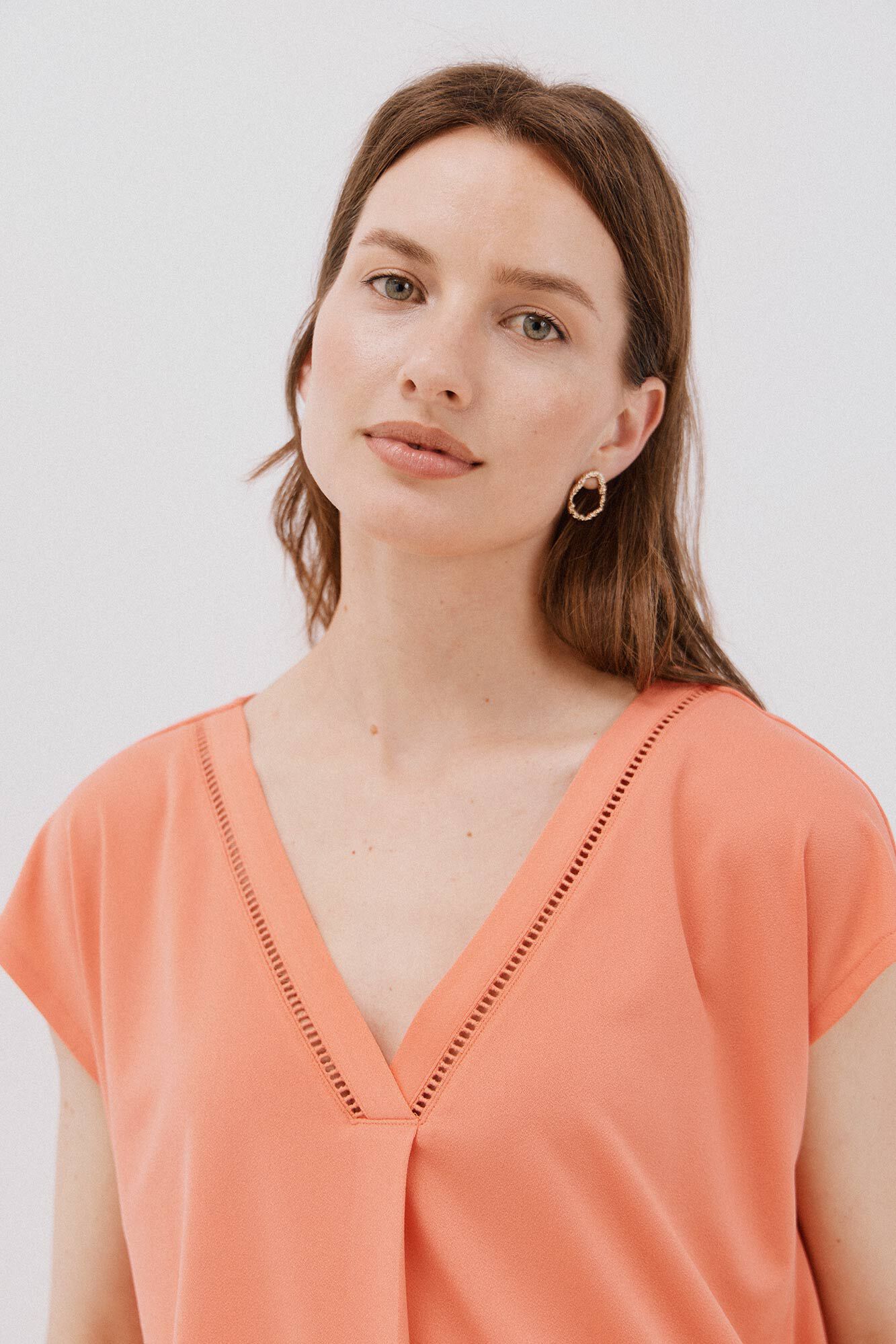 Cortefiel Playera pico con detalle puntilla Coral