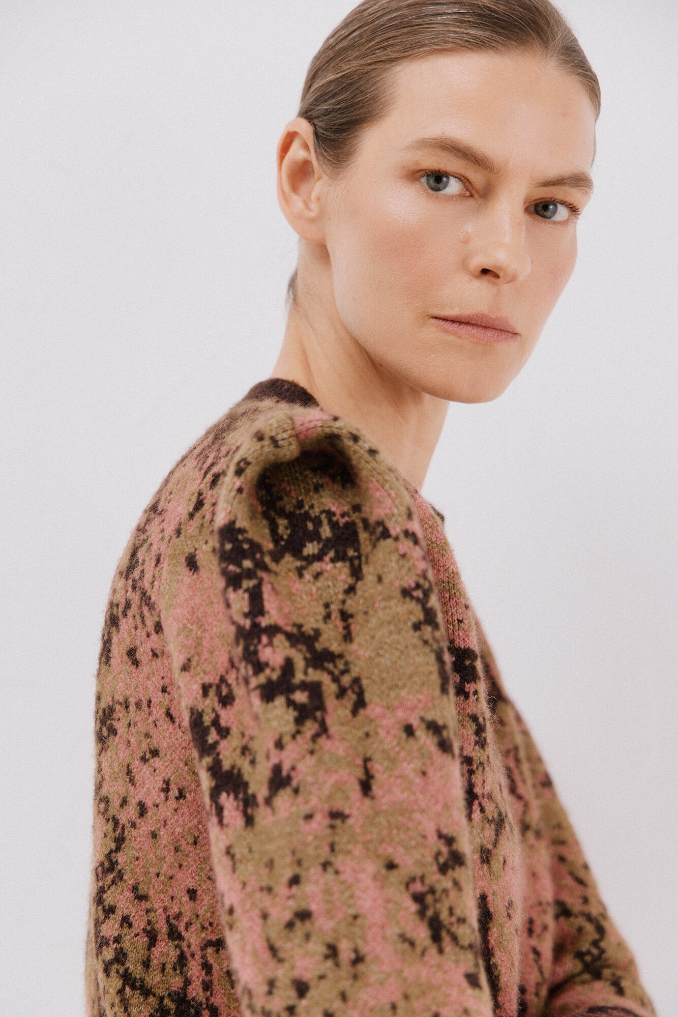 Cortefiel Chaqueta pliegue hombro Marr&oacute;n oscuro