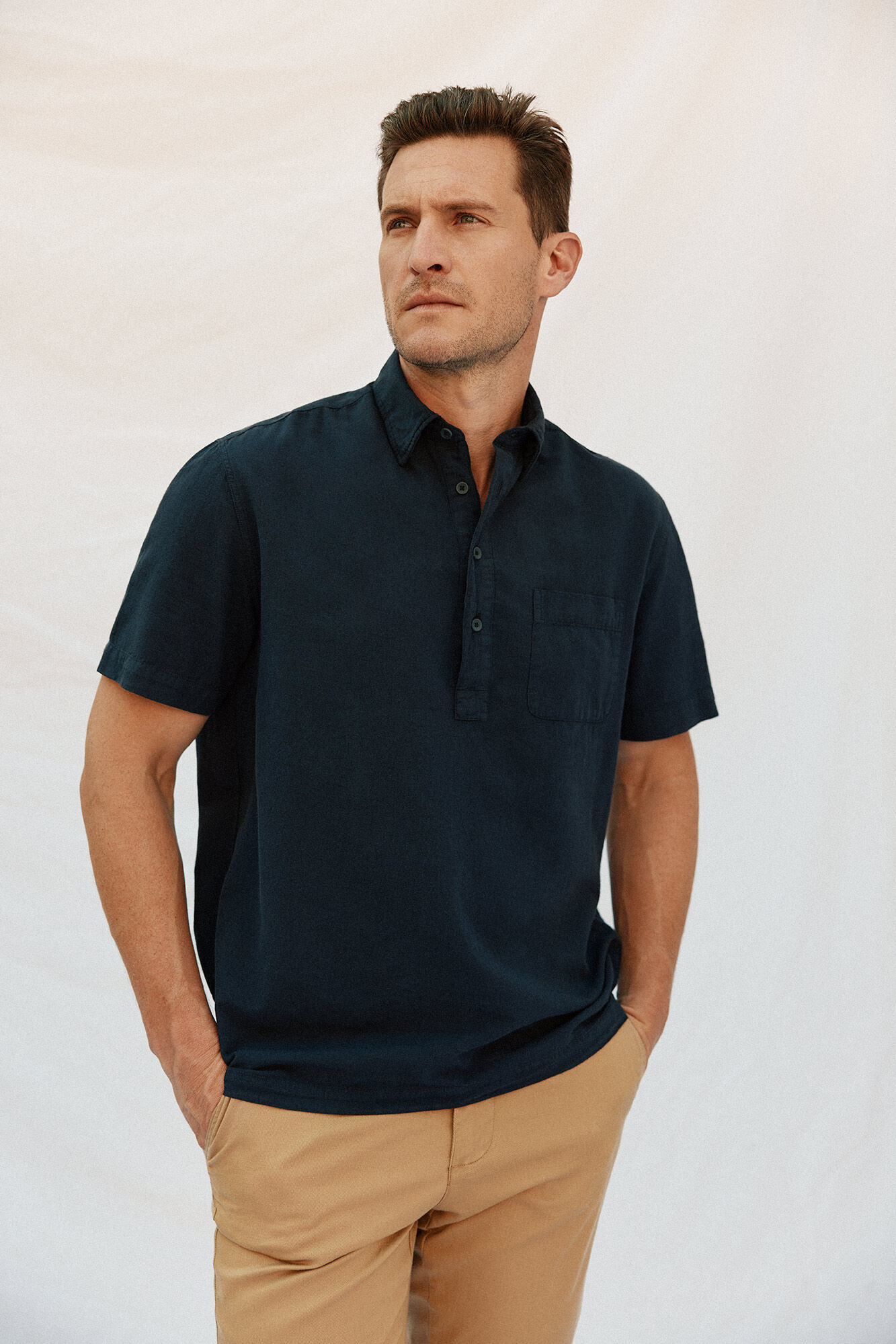 Cortefiel Playera lisa de algod&oacute;n y lino de manga corta Azul marino