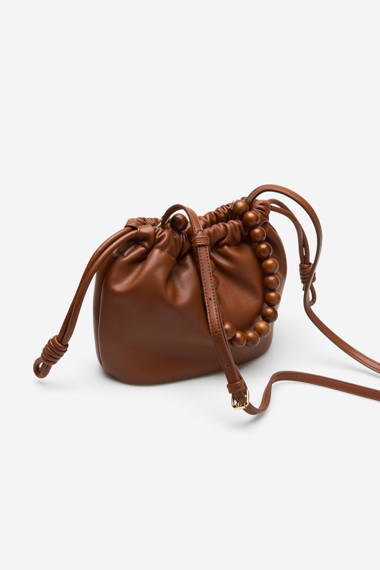 Cortefiel Bolsa fruncida con asa de bolas de madera Marr&oacute;n