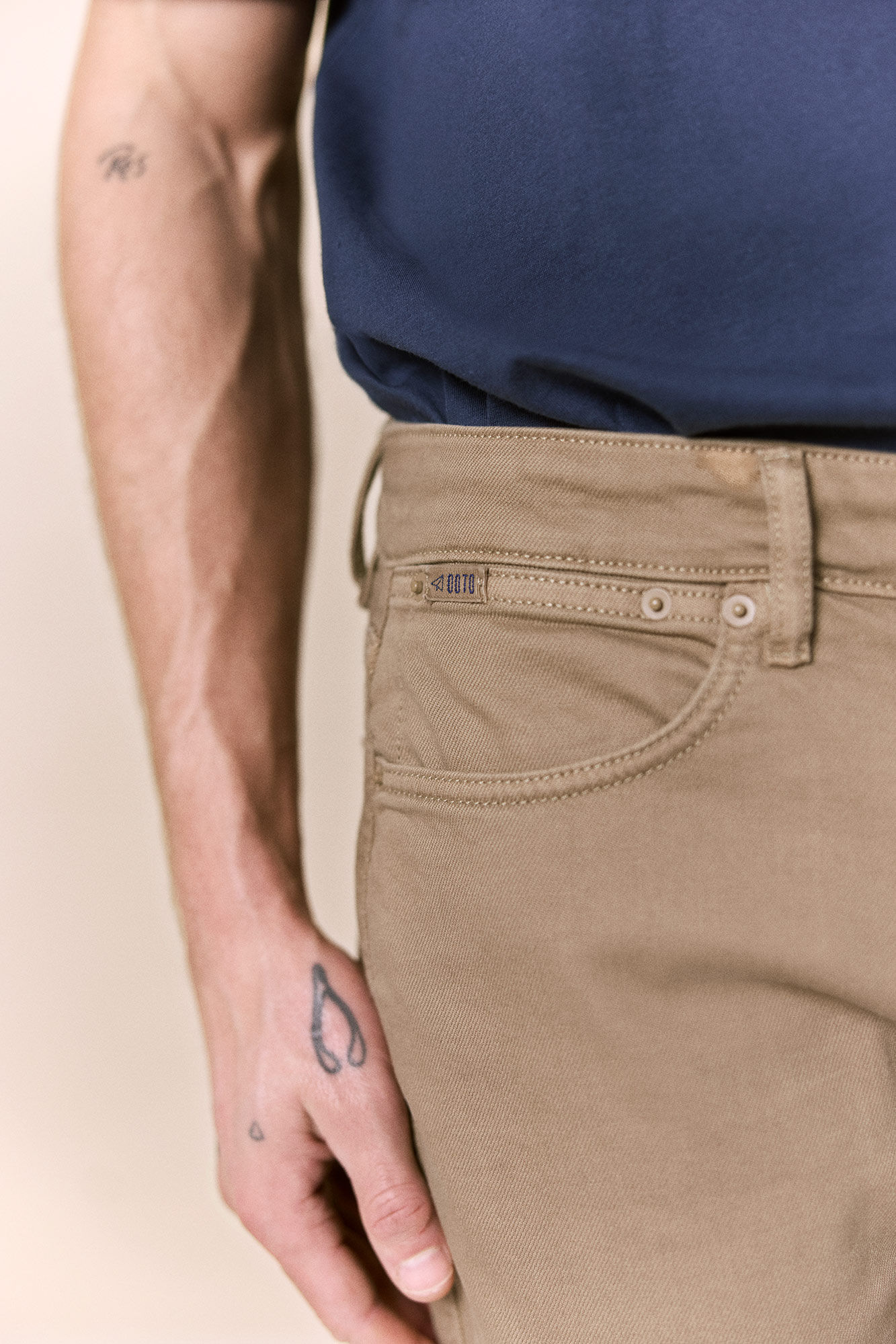 OOTO Pantal&oacute;n 5 bolsillos color slim Camel
