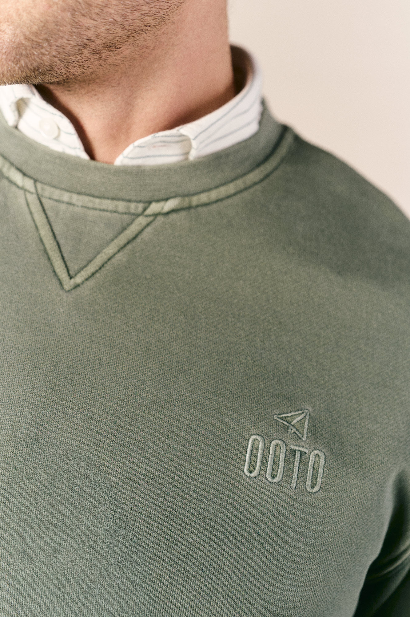 OOTO Sudadera b&aacute;sica lavada cuello redondo Kaki