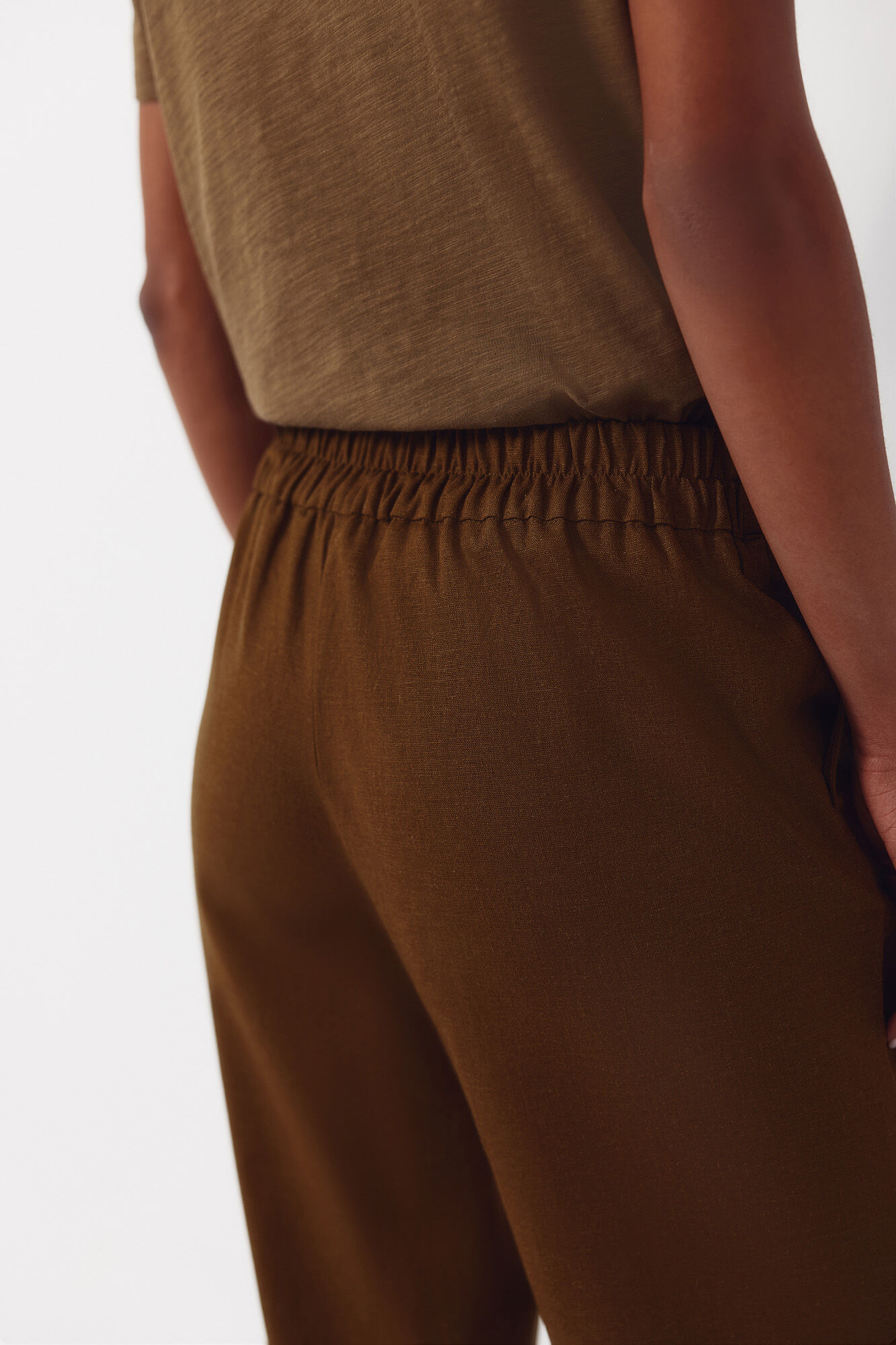Cortefiel Pantal&oacute;n de lino con botones dorados Kaki