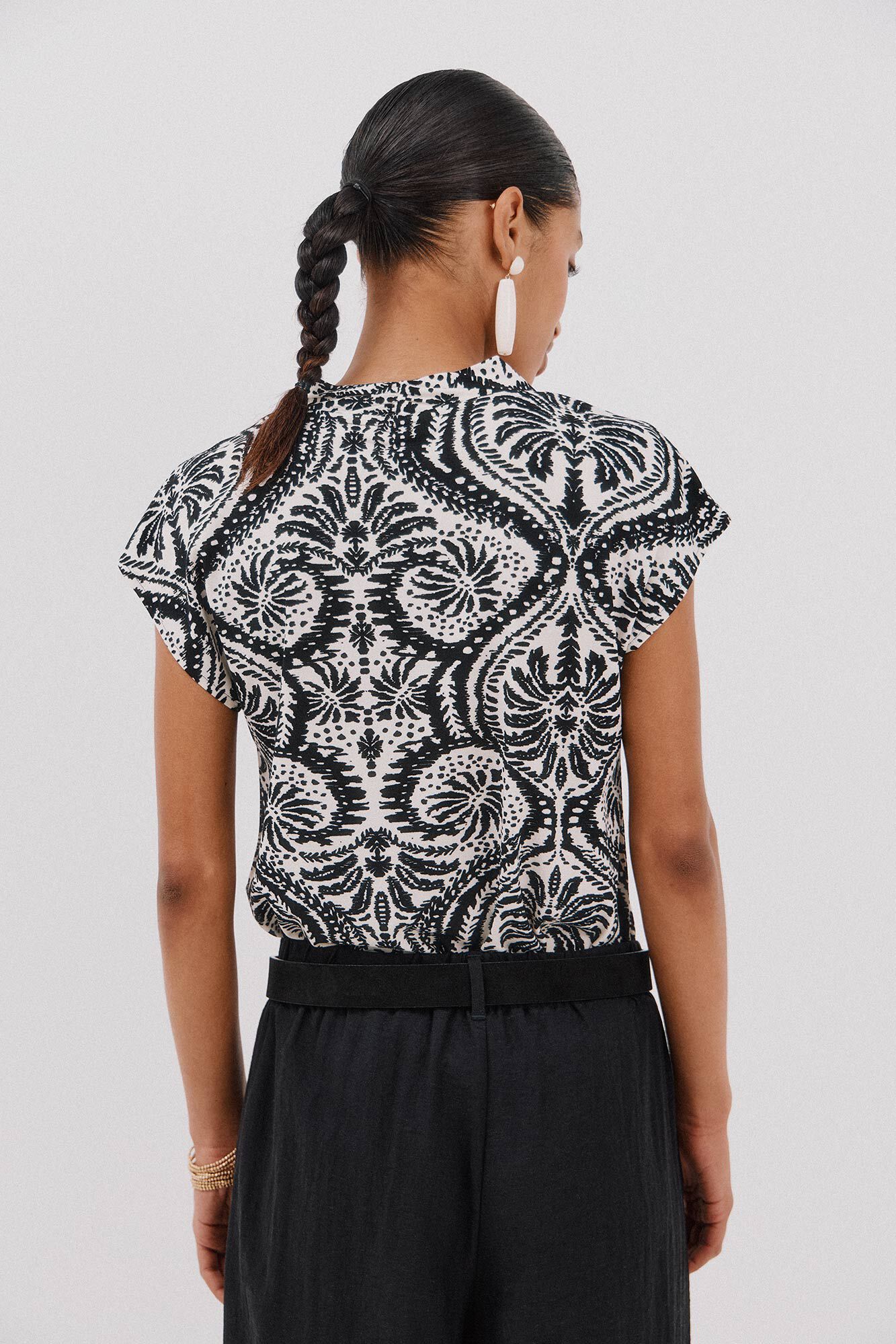 Cortefiel Playera estampada escote pico fruncido Estampado blanco