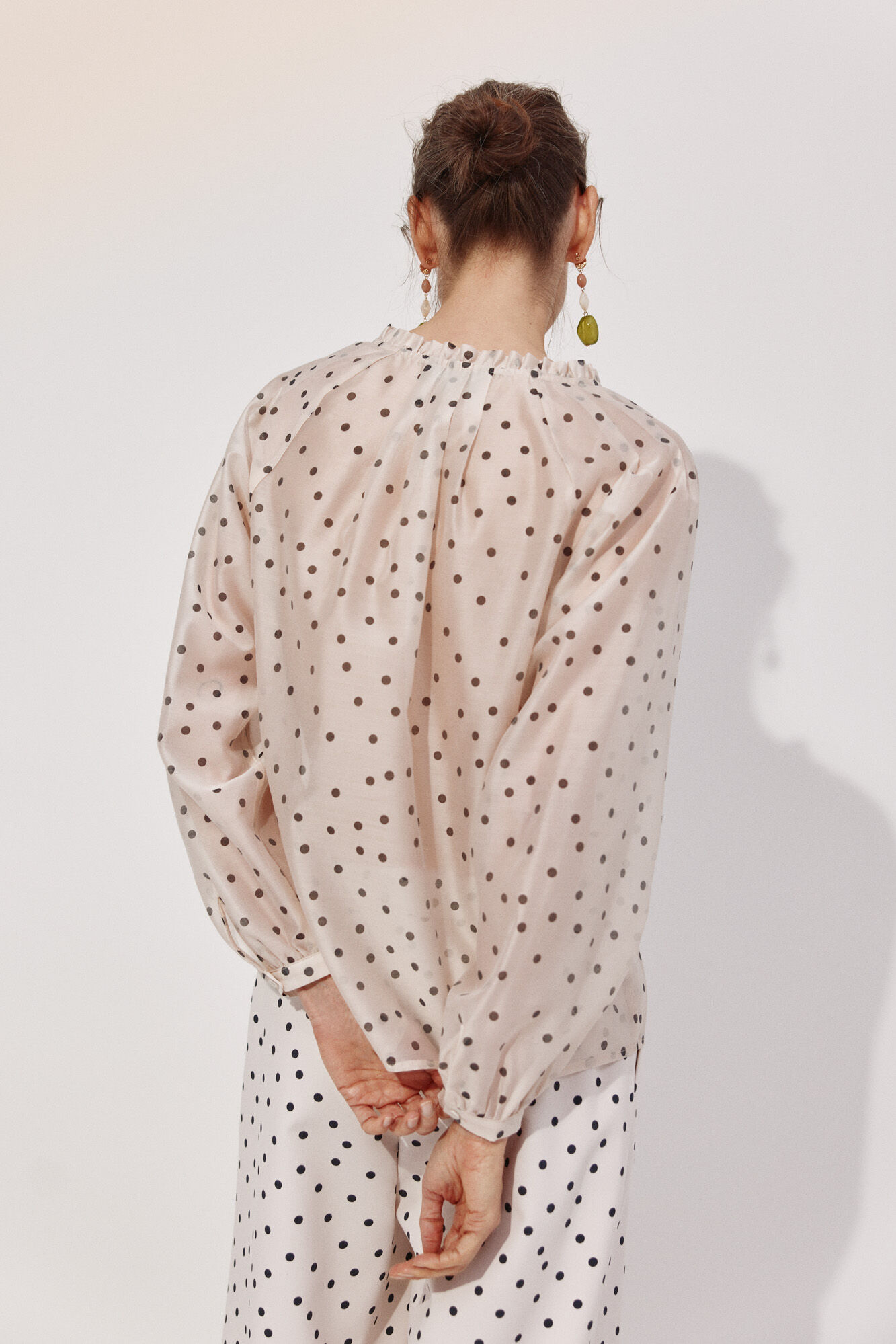 Cortefiel Blusa de puntos con volante Beige
