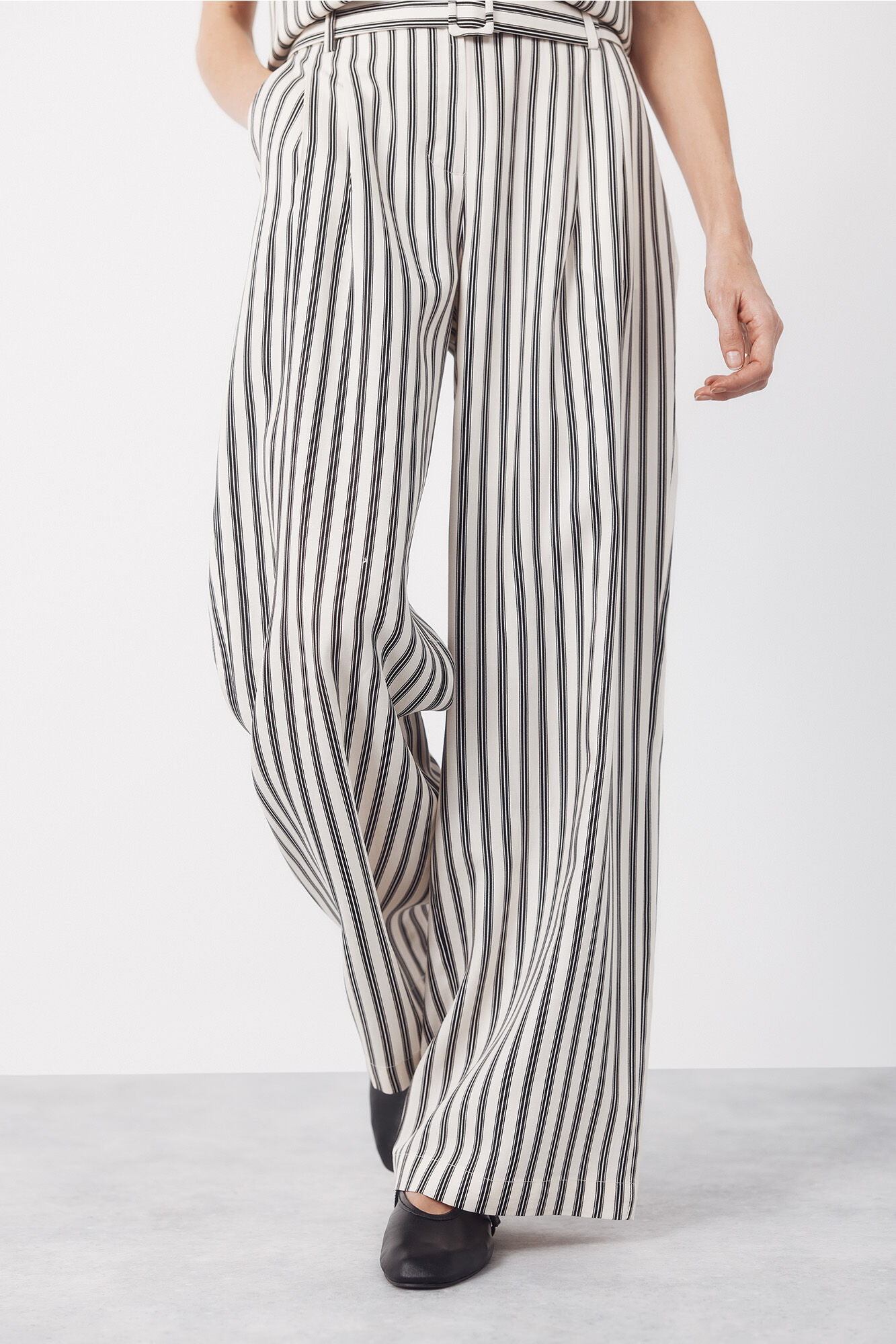 Cortefiel Pantal&oacute;n de rayas con cintur&oacute;n Estampado blanco