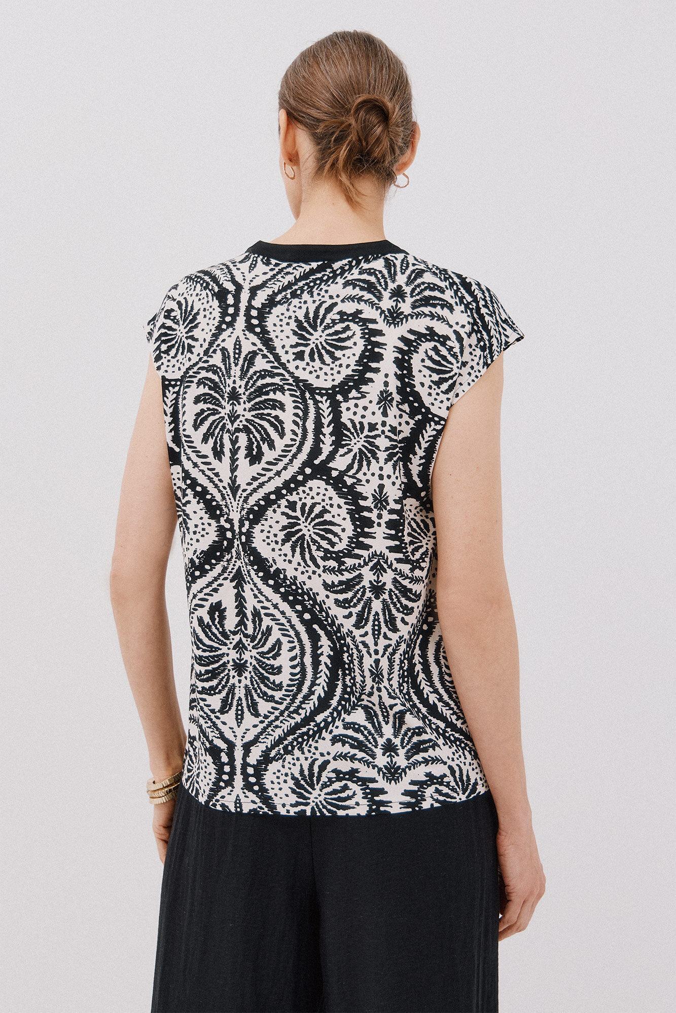 Cortefiel Playera b&aacute;sica sin mangas cuello mao Estampado blanco