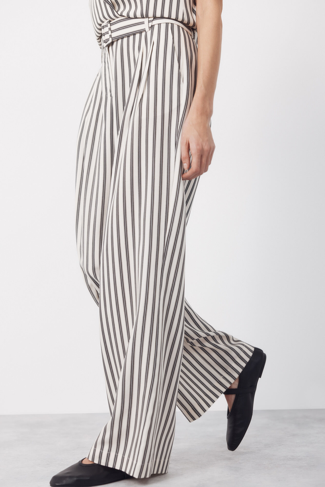 Cortefiel Pantal&oacute;n de rayas con cintur&oacute;n Estampado blanco