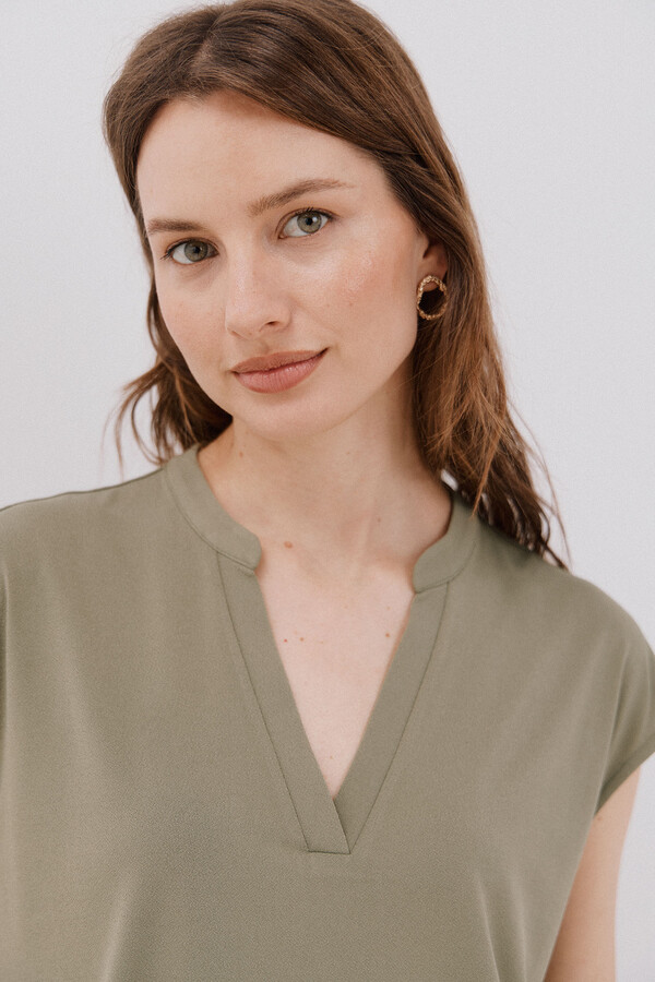 Cortefiel Playera básica cuello mao desmentido Kaki