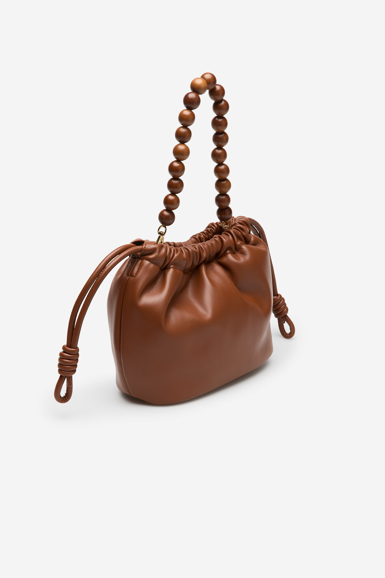 Cortefiel Bolsa fruncida con asa de bolas de madera Marr&oacute;n