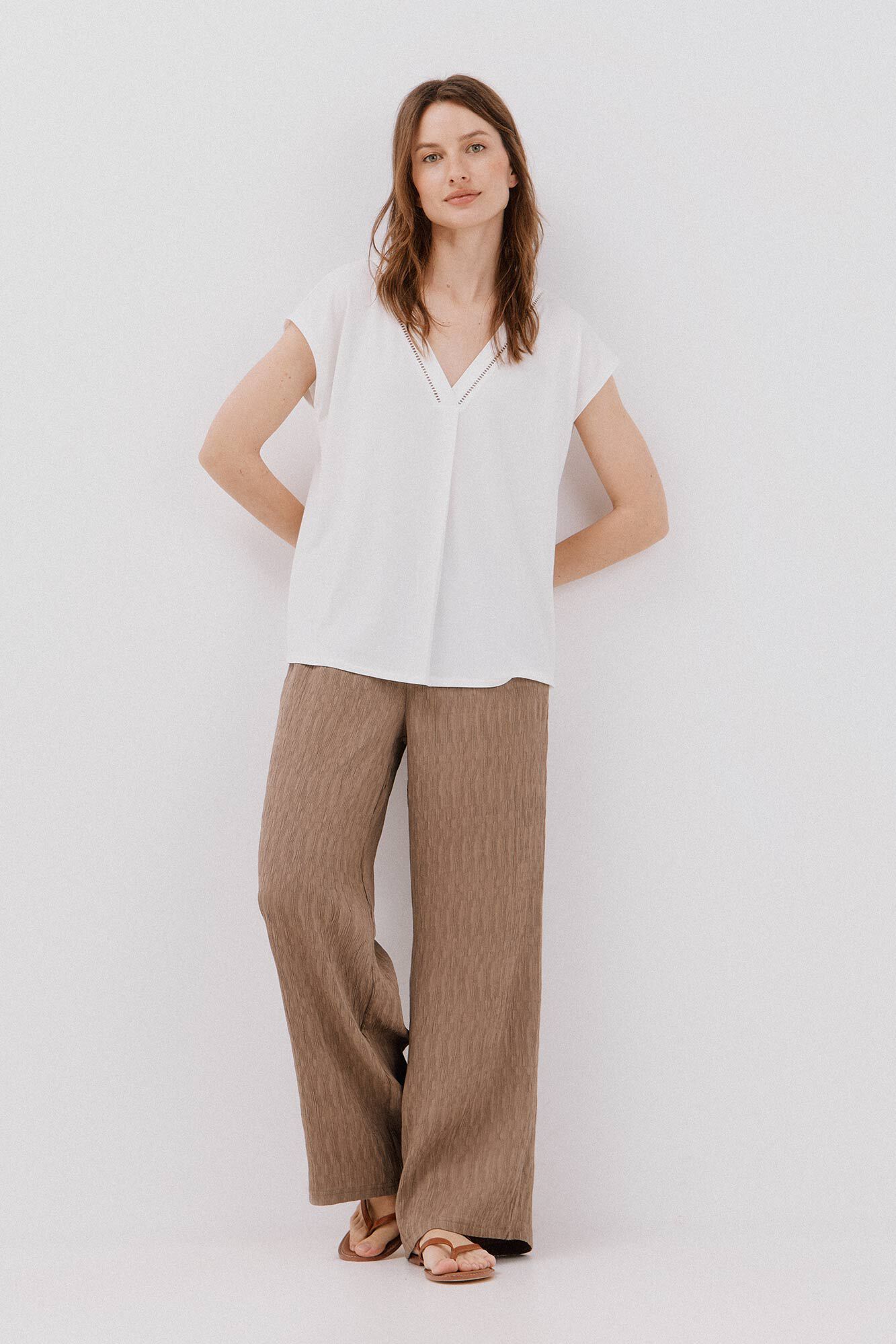 Cortefiel Playera pico con detalle puntilla