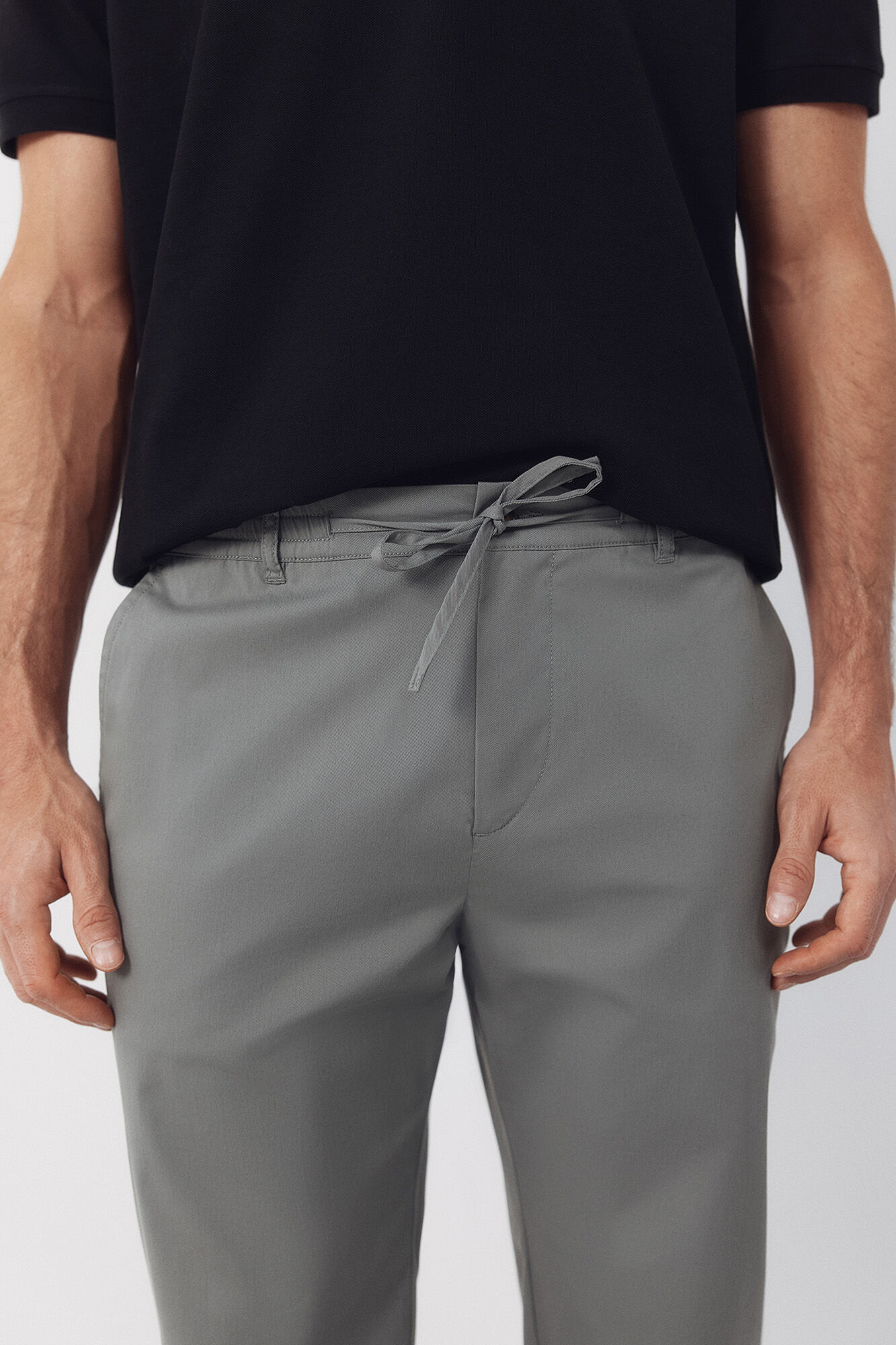 Cortefiel Pantal&oacute;n chino t&eacute;cnico ligero Kaki