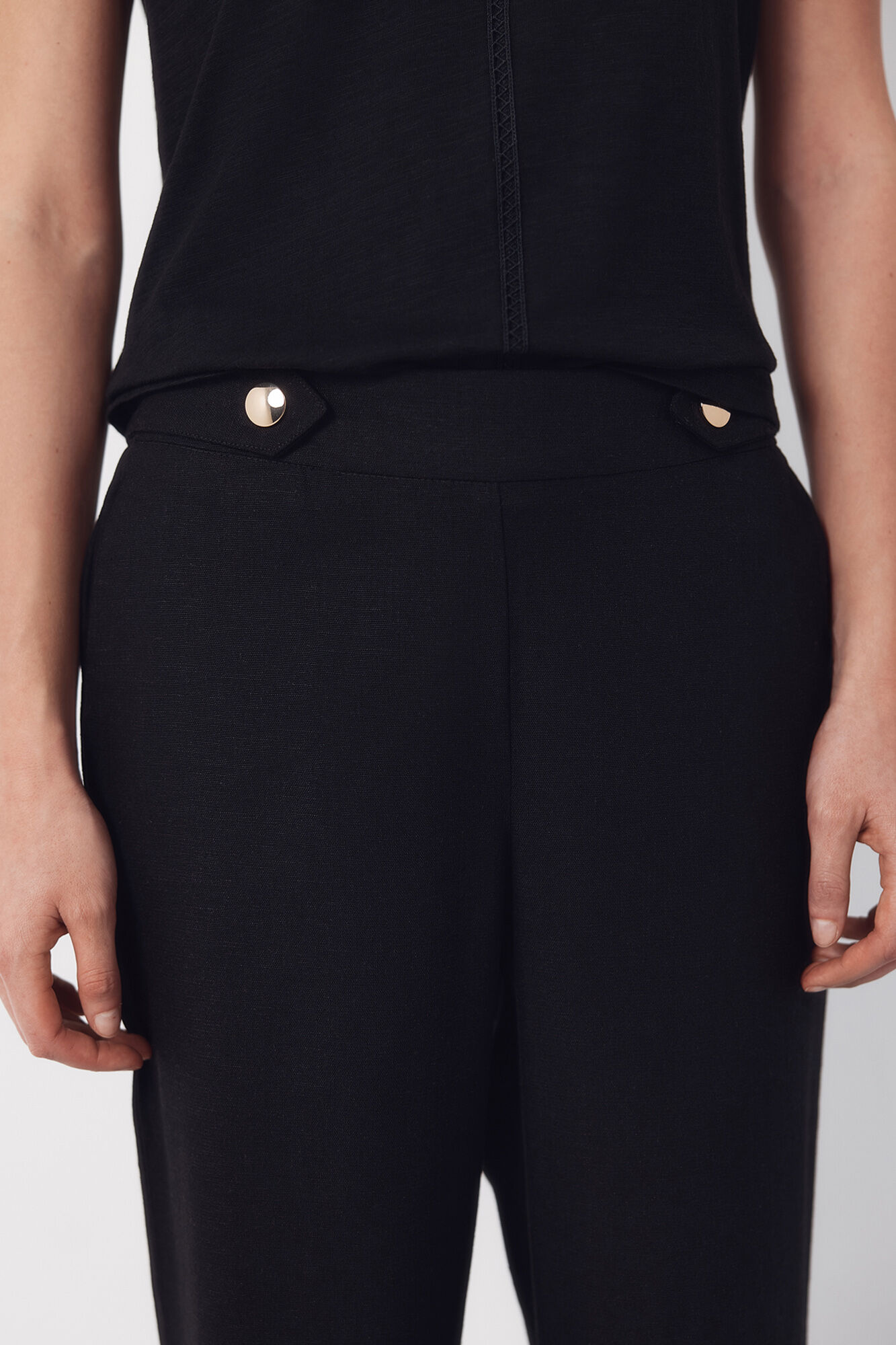 Cortefiel Pantal&oacute;n de lino con botones dorados Negro