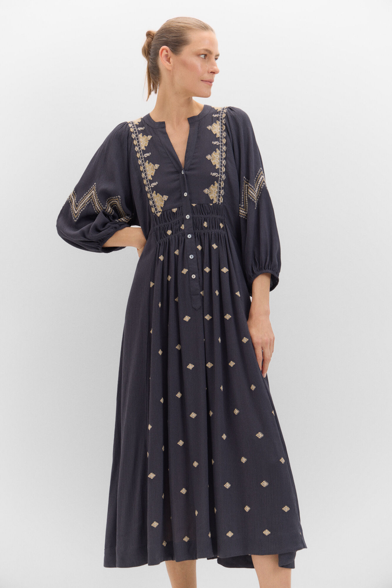 Cortefiel Vestido midi bordado Gris
