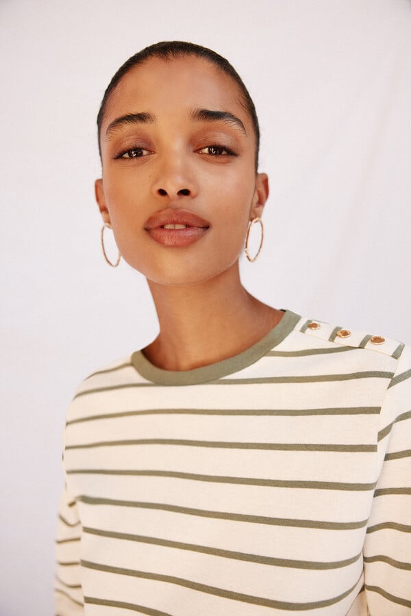 Cortefiel Playera básica botones dorados Estampado verde