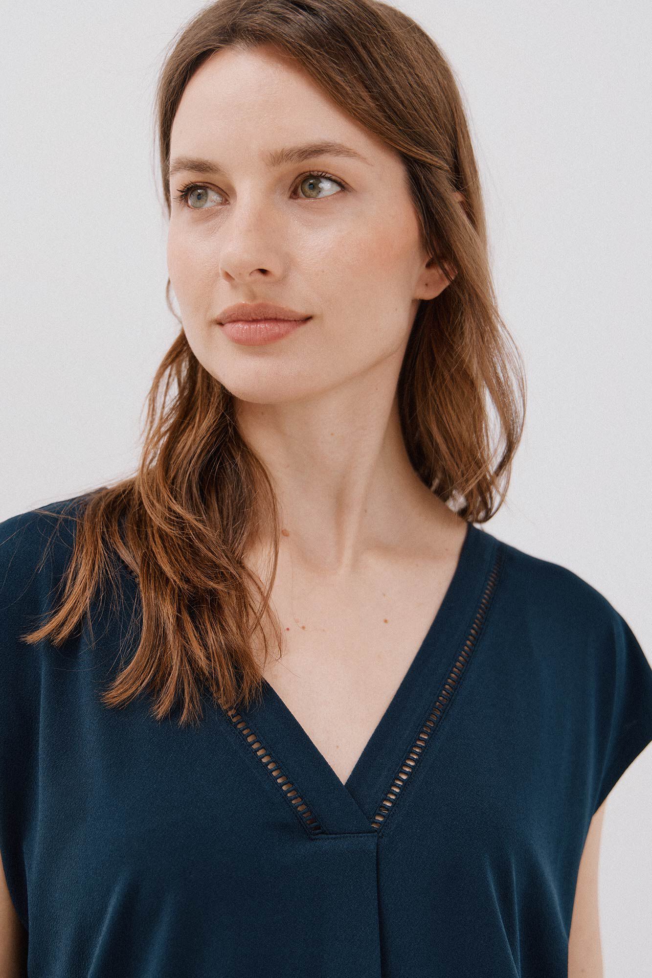 Cortefiel Playera pico con detalle puntilla