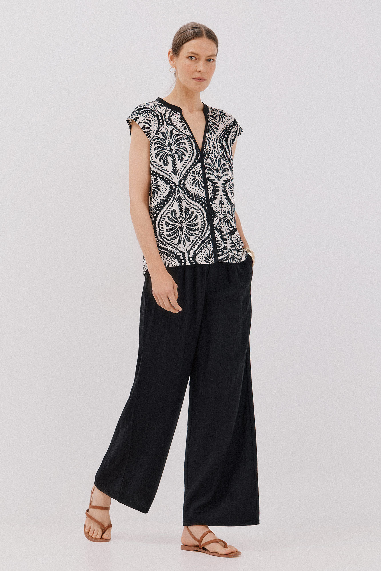 Cortefiel Playera b&aacute;sica sin mangas cuello mao Estampado blanco