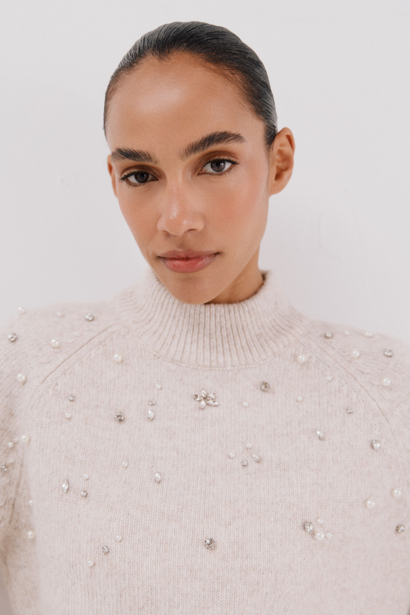 Cortefiel Su&eacute;ter strass y perlas Marfil