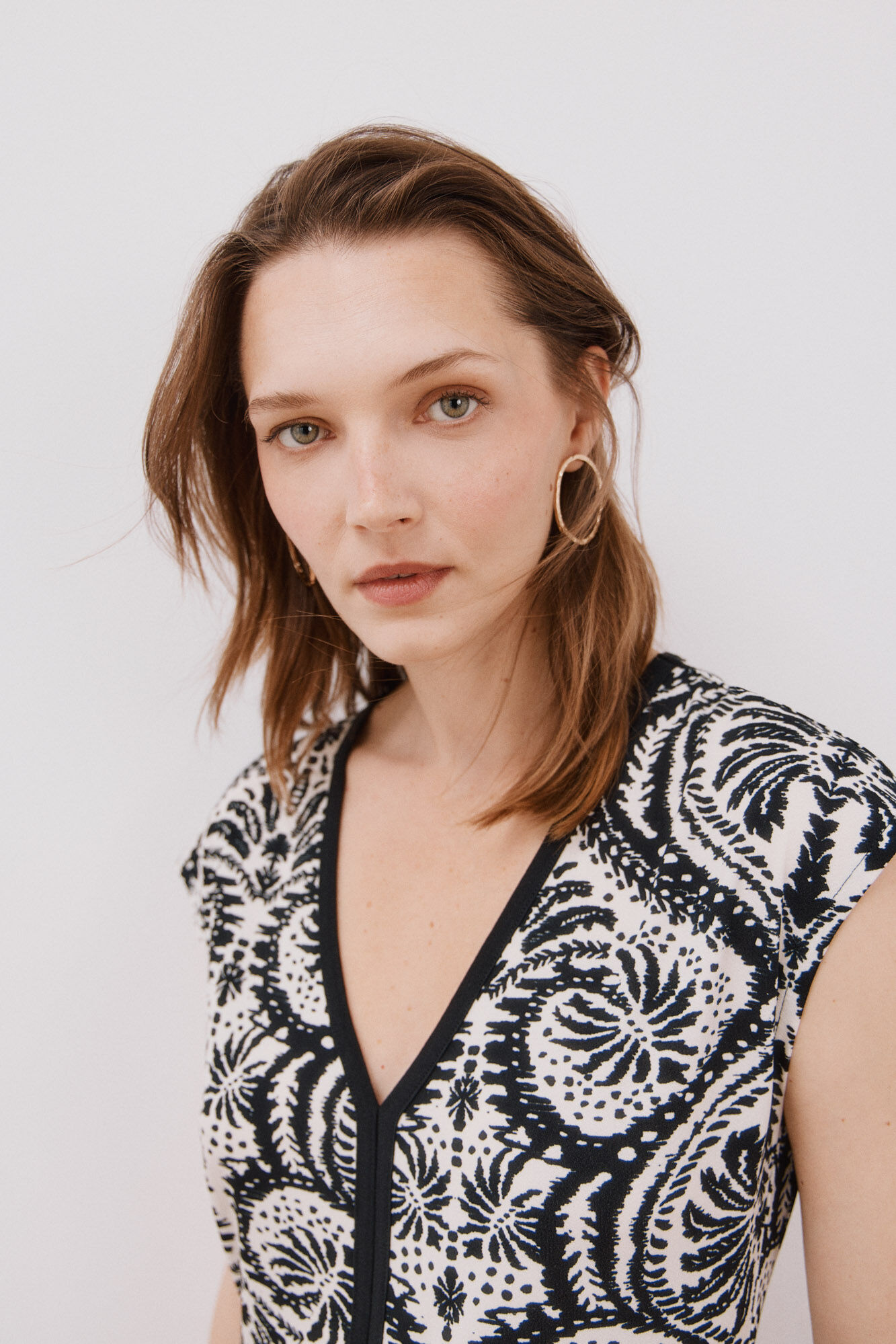 Cortefiel Vestido escote pico contraste