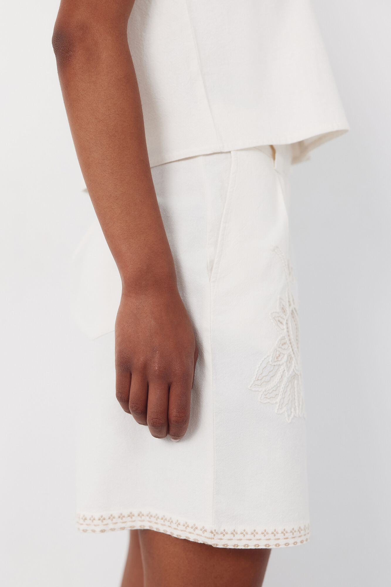 Cortefiel Bermudas bordadas Blanco