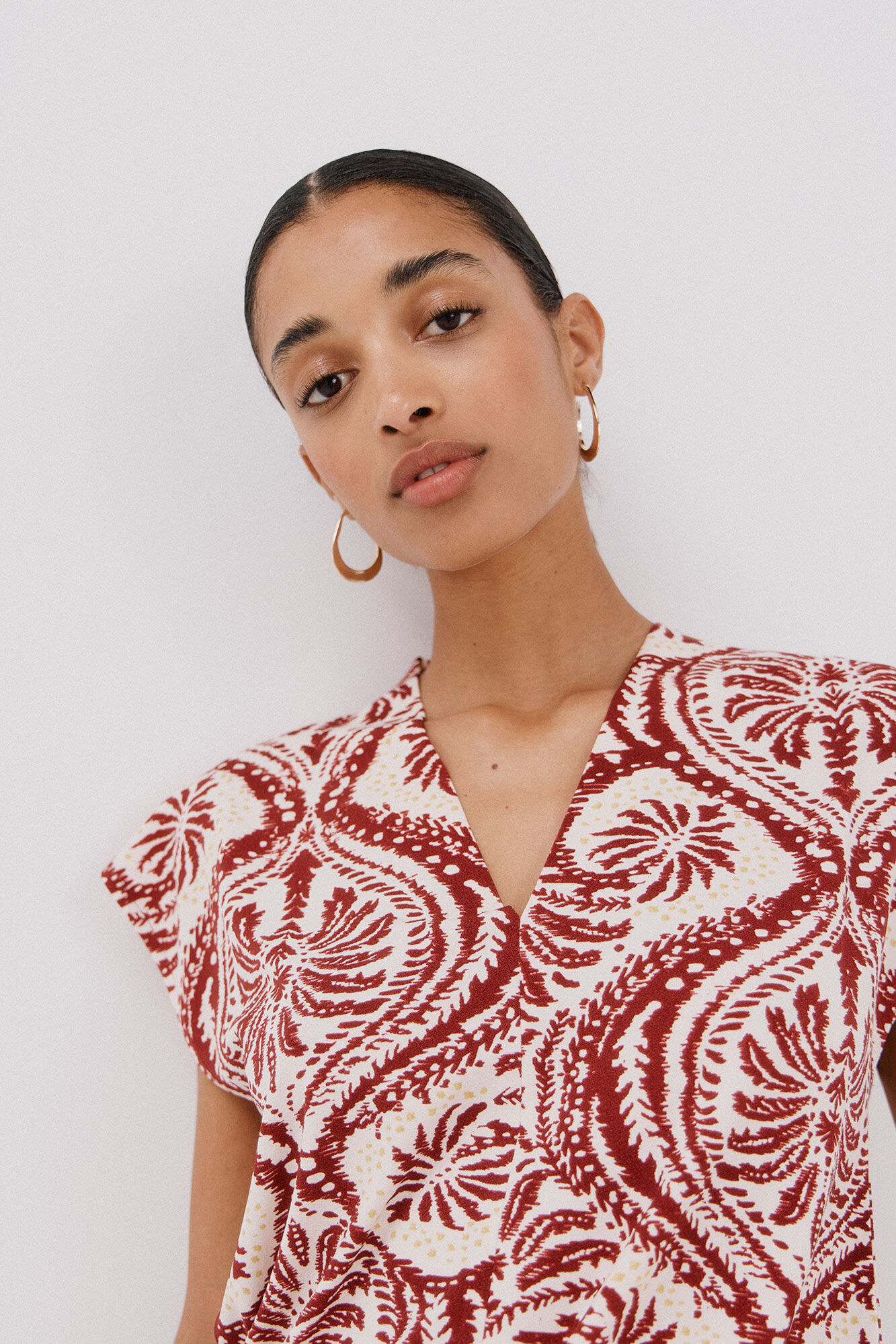 Cortefiel Playera estampada escote pico fruncido Estampado granate