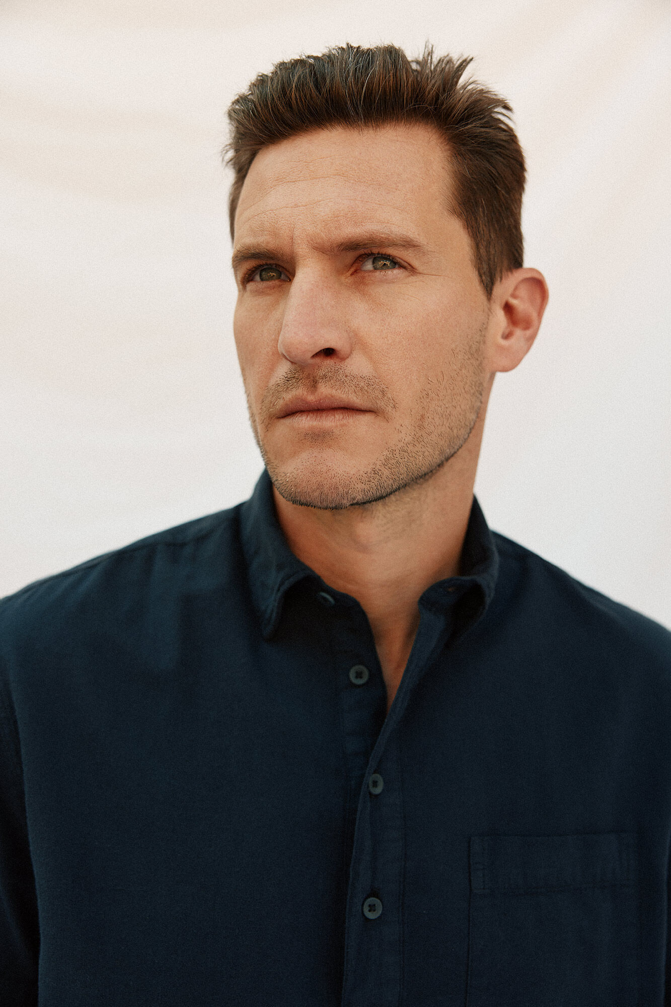 Cortefiel Playera lisa de algod&oacute;n y lino de manga corta Azul marino