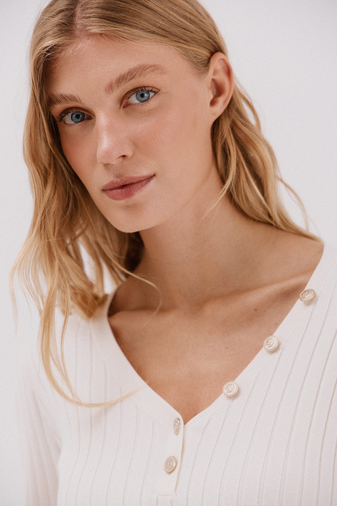 Cortefiel Su&eacute;ter pico botones Blanco