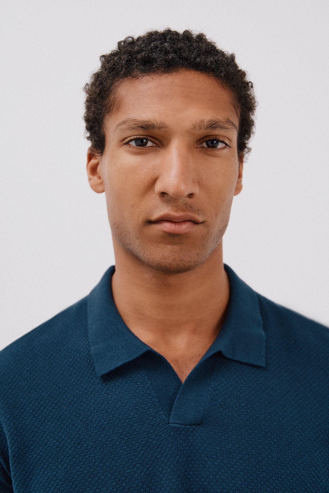 Cortefiel Su&eacute;ter polo de manga corta de algod&oacute;n con estructura Azul marino