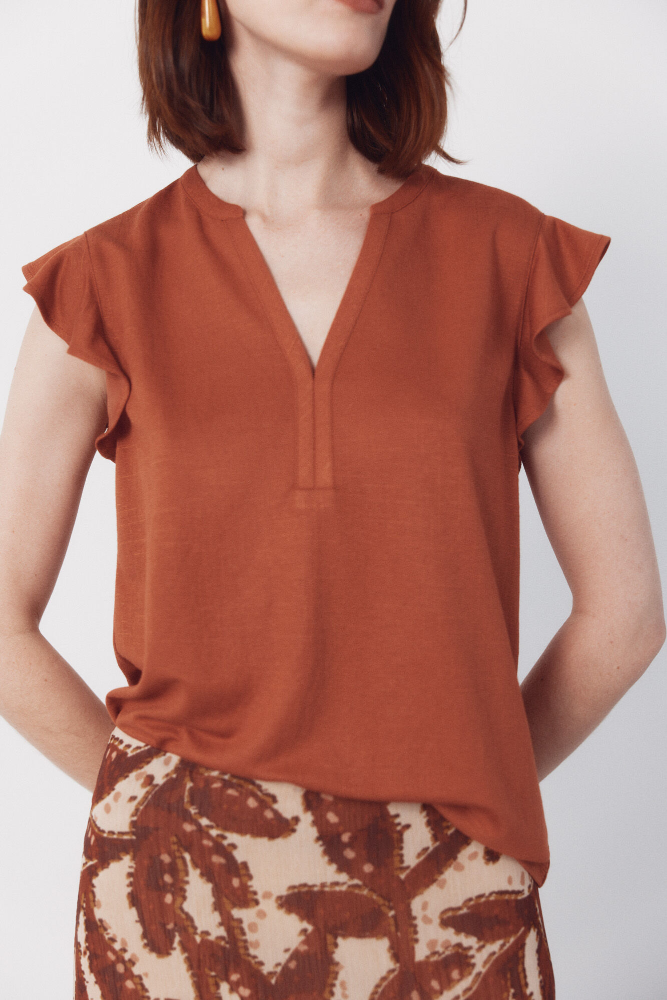 Cortefiel Playera de manga con volante Marr&oacute;n