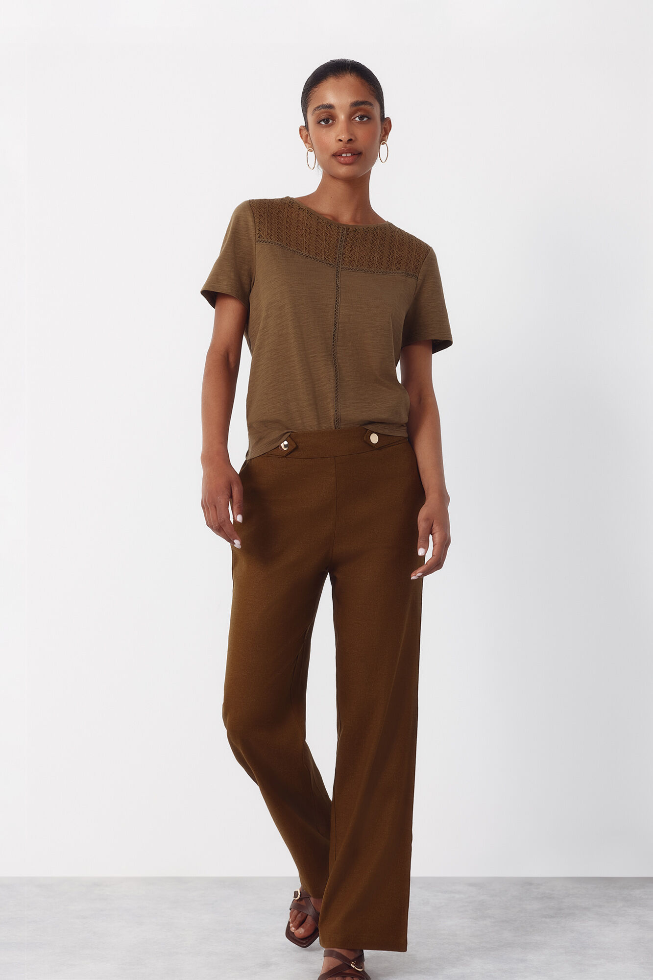 Cortefiel Pantal&oacute;n de lino con botones dorados Kaki