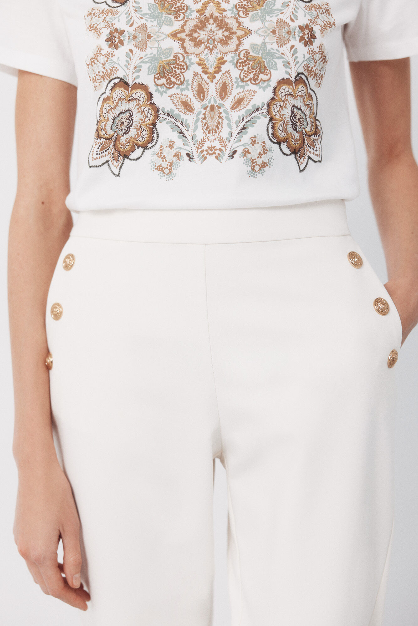 Cortefiel Pantal&oacute;n con botones dorados Marfil