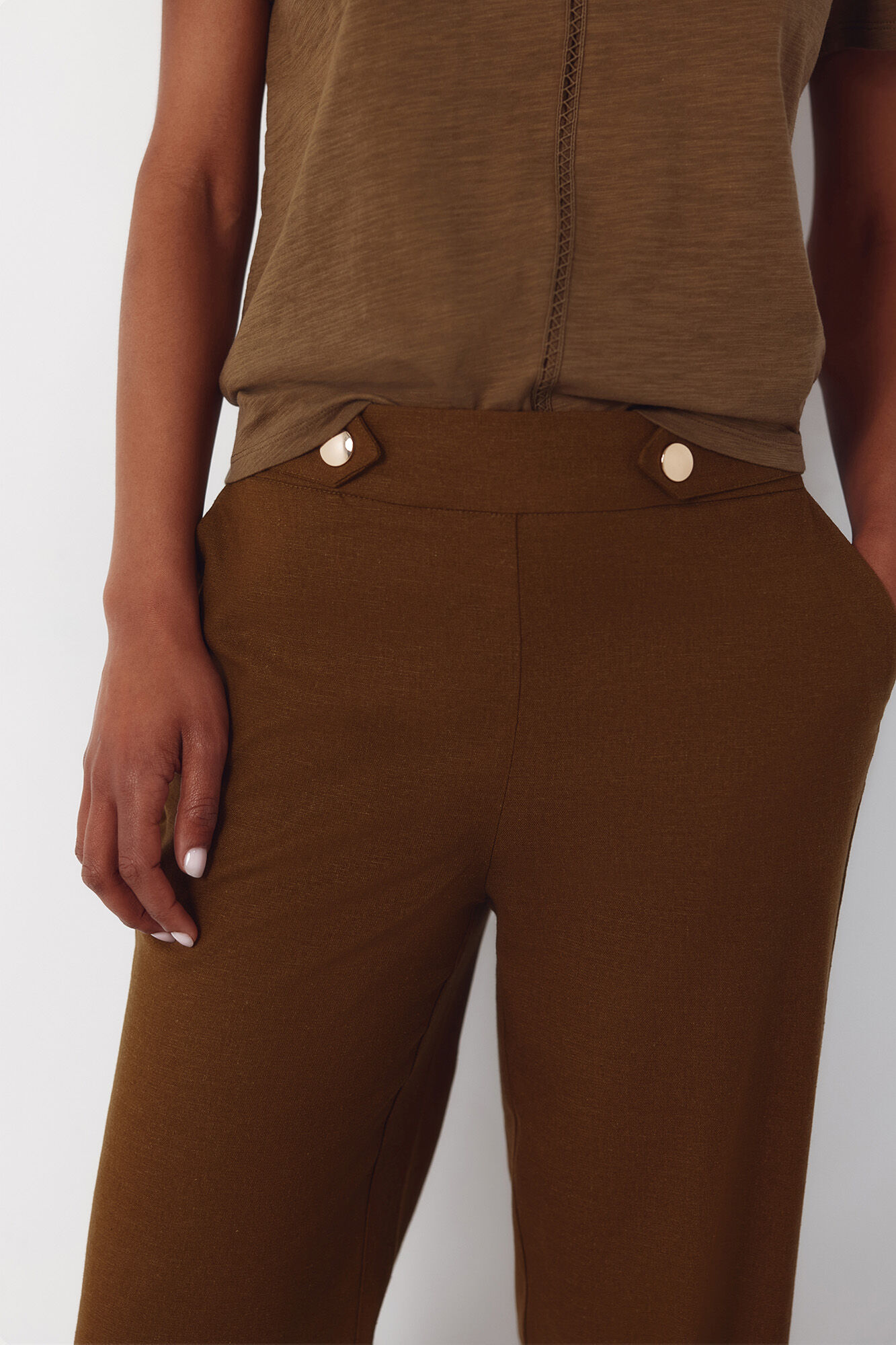 Cortefiel Pantal&oacute;n de lino con botones dorados Kaki