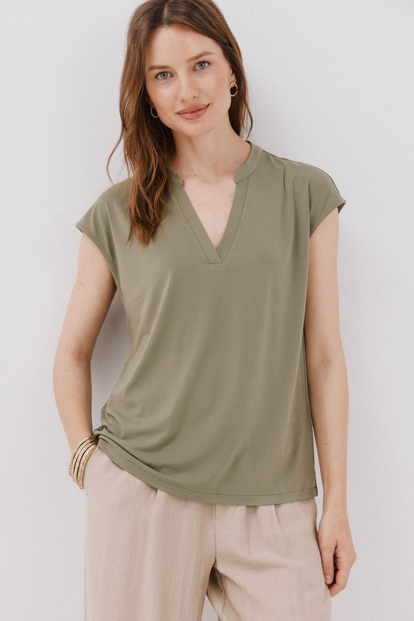 Cortefiel Playera b&aacute;sica cuello mao desmentido Kaki